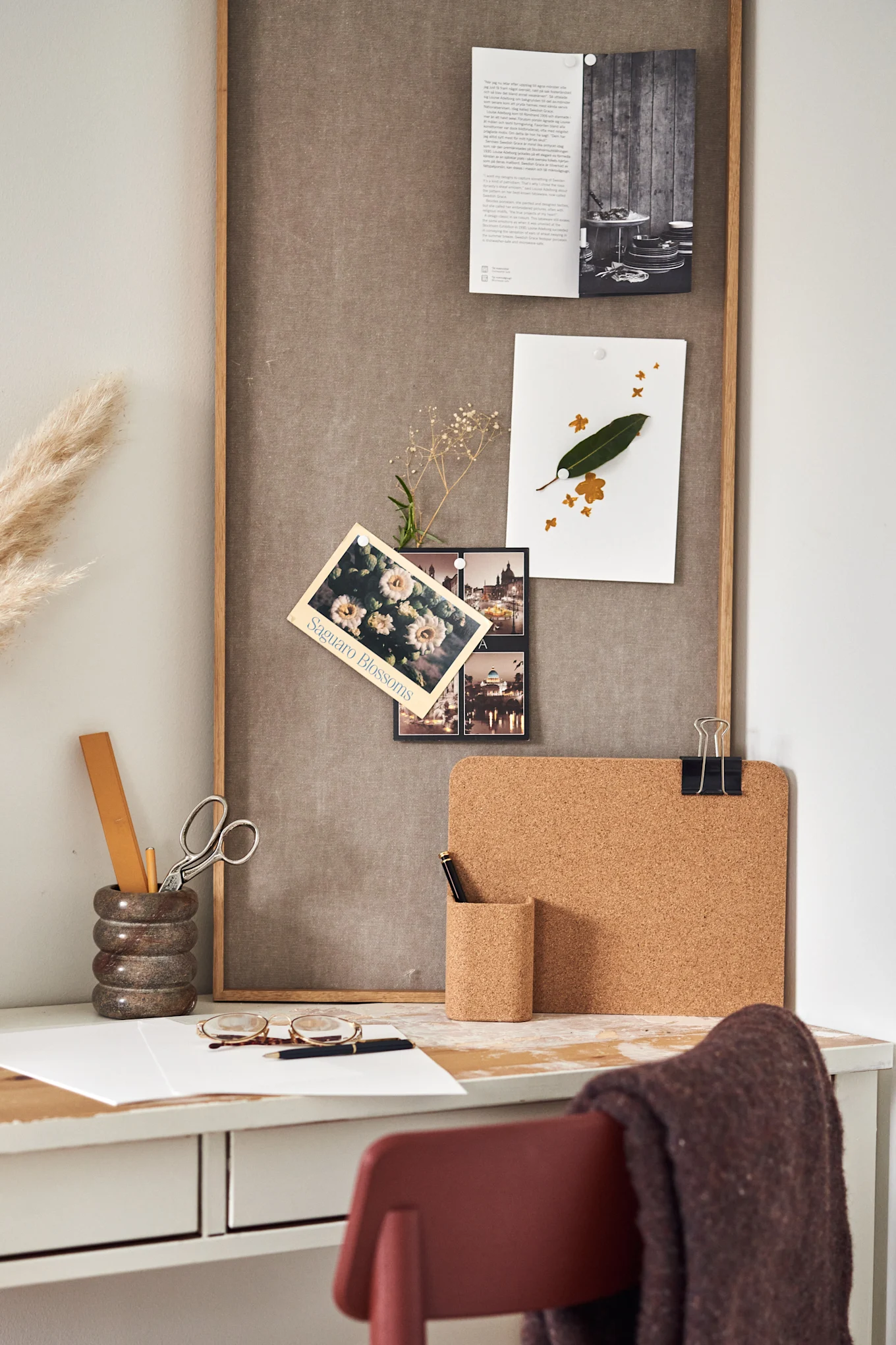 Innred hjemmekontoret ditt med en klassisk oppslagstavle for alle viktige huskelapper. Vi elsker denne tavlen fra Ferm Living.