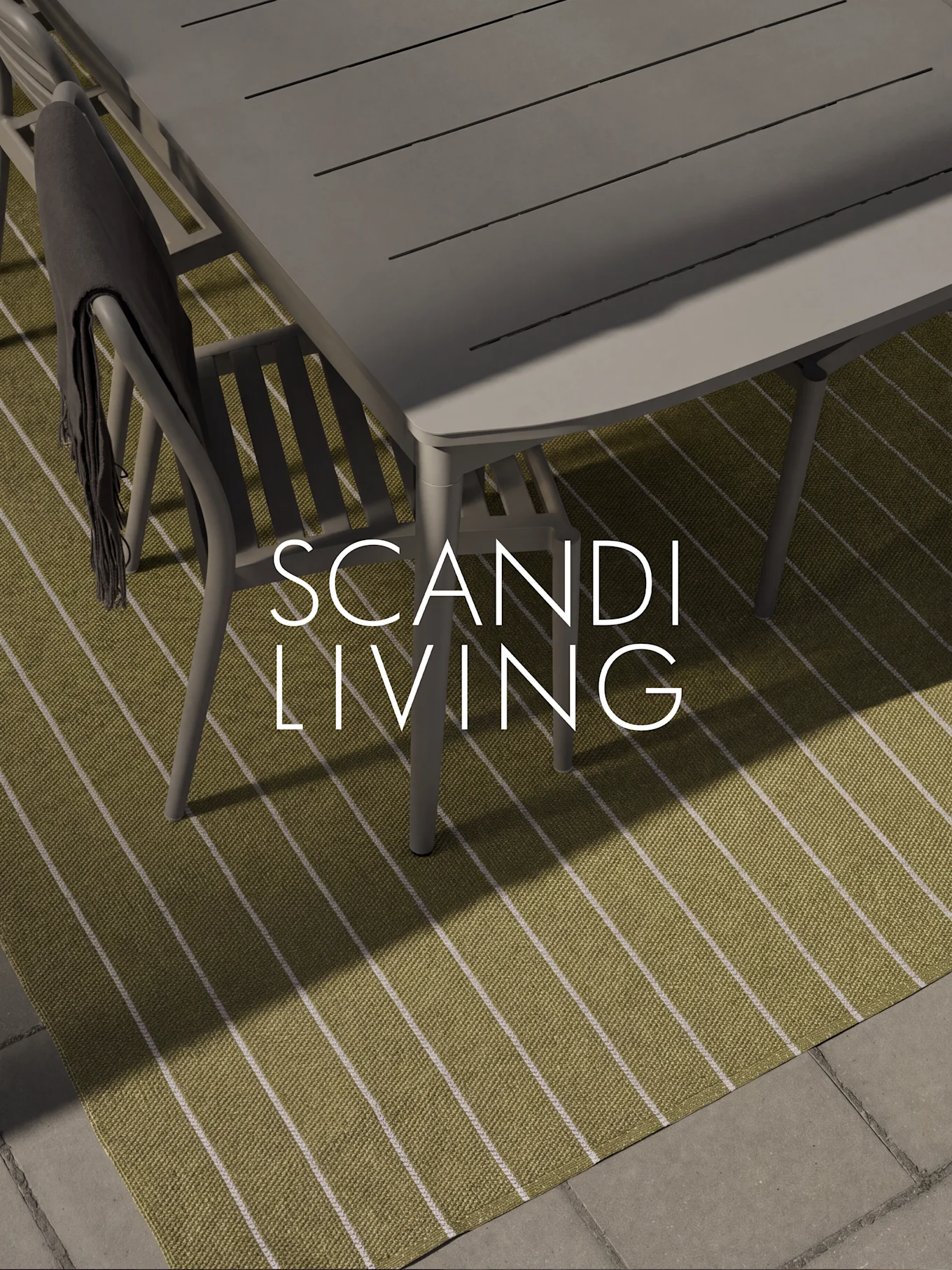Utespisesett på grønt stripete teppe med mørkt pledd, 'SCANDI LIVING' tekstoverlegg.