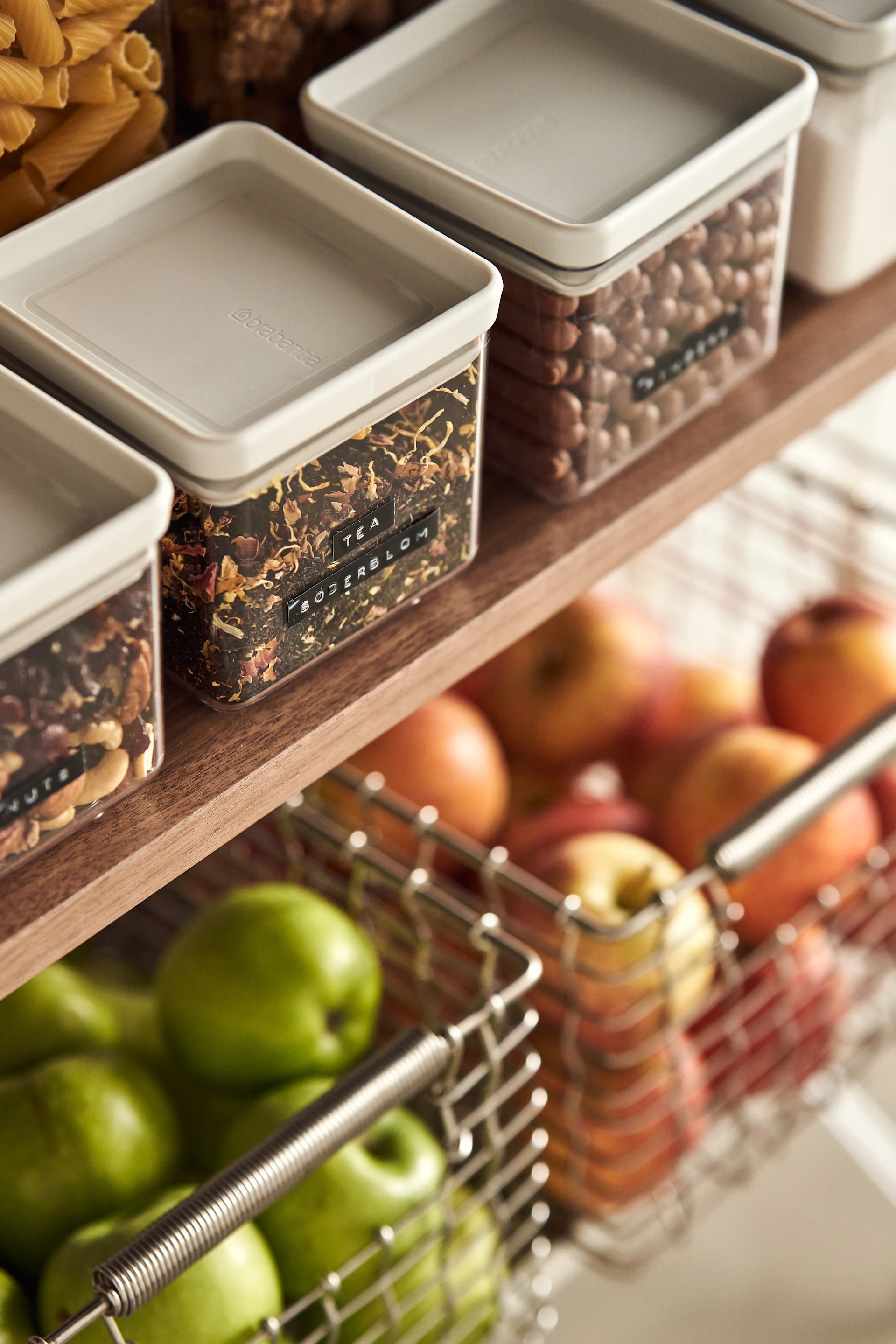Organiser matskapet med praktiske oppbevaringsbokser fra Brabantia med etiketter på og smarte kurver fra Korbo for en enklere hverdag.