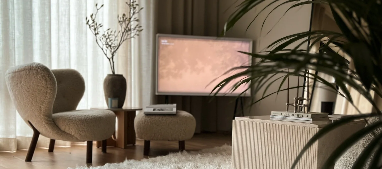 Influenser Helene Wold @villanyhus har innredet en koselig stue med den koselige Lille Petra lenestolen, et deilig stort hvitt teppe og innbydende detaljer.