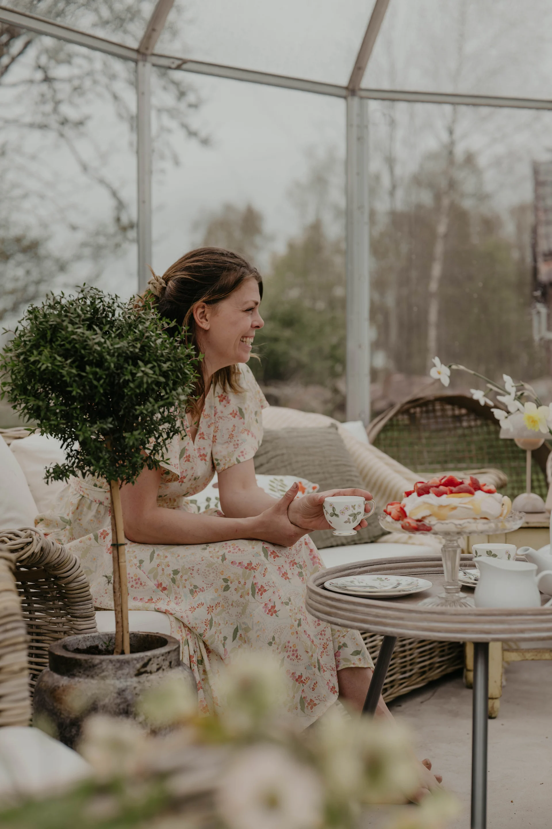 La deg inspirere av Johanna Berglunds beste tips når du vil innrede et drivhus som stue gjennom krukker, planter, bærbar belysning og tekstiler. @snickargladjen