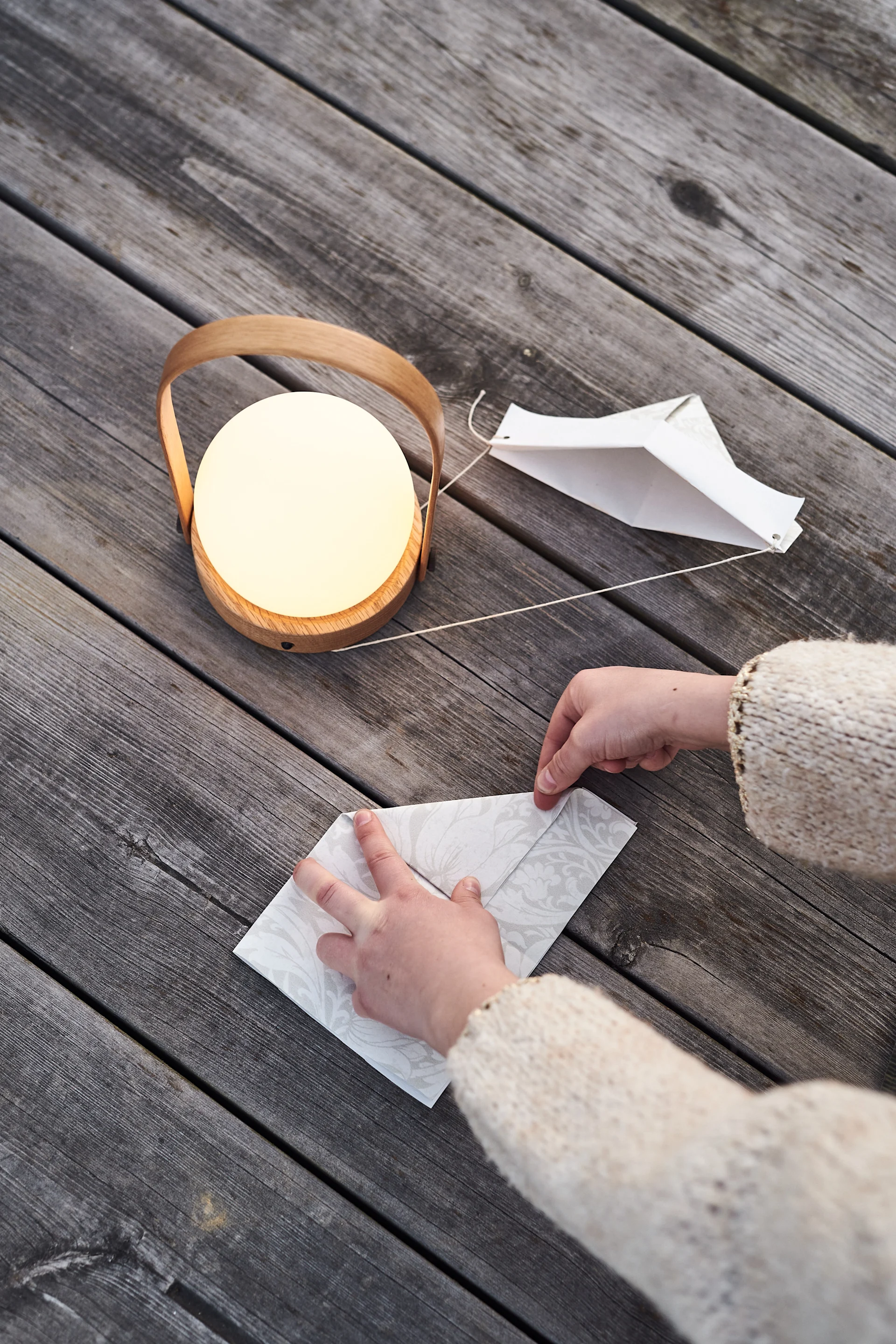 Steg 4 for å lage en DIY krepsehatt av gammel tapet til krepselaget.