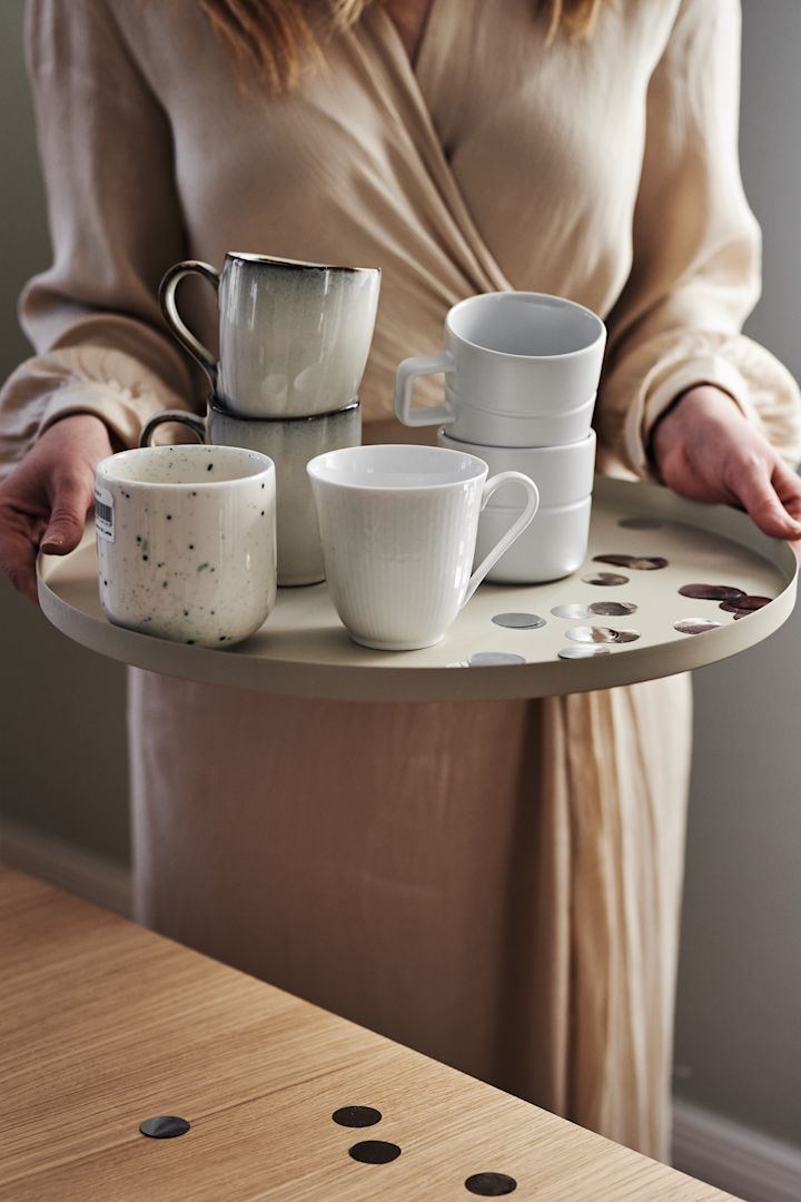 NJRD kaffekopper, Nordic Sand-kopper, Freckle-kopper og Swedish Grace kaffekopp på et beige brett. 