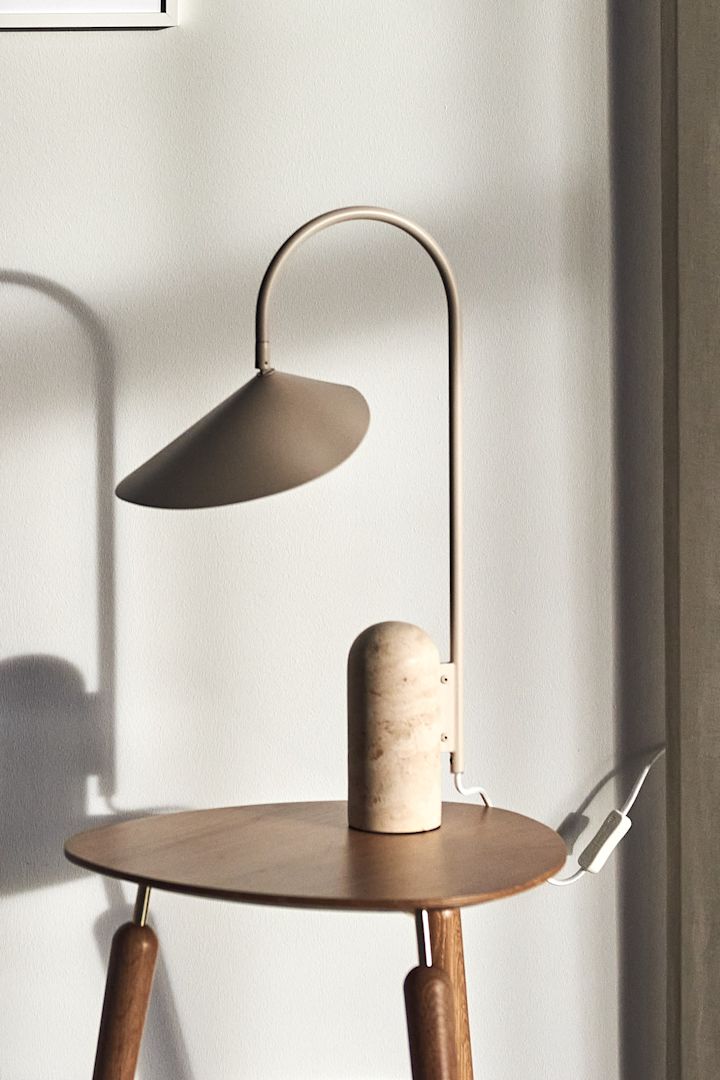 Her ser du den skandinaviske designlampen Arum fra ferm LIVING i beige.