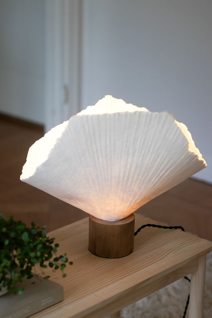 Bordlampen Tropez fra Globen Lighting er et tips på en trendy lampe med plissert lampeskjerm, som skaper behagelig lys gjennom sin skjøre plisserte lampeskjerm.