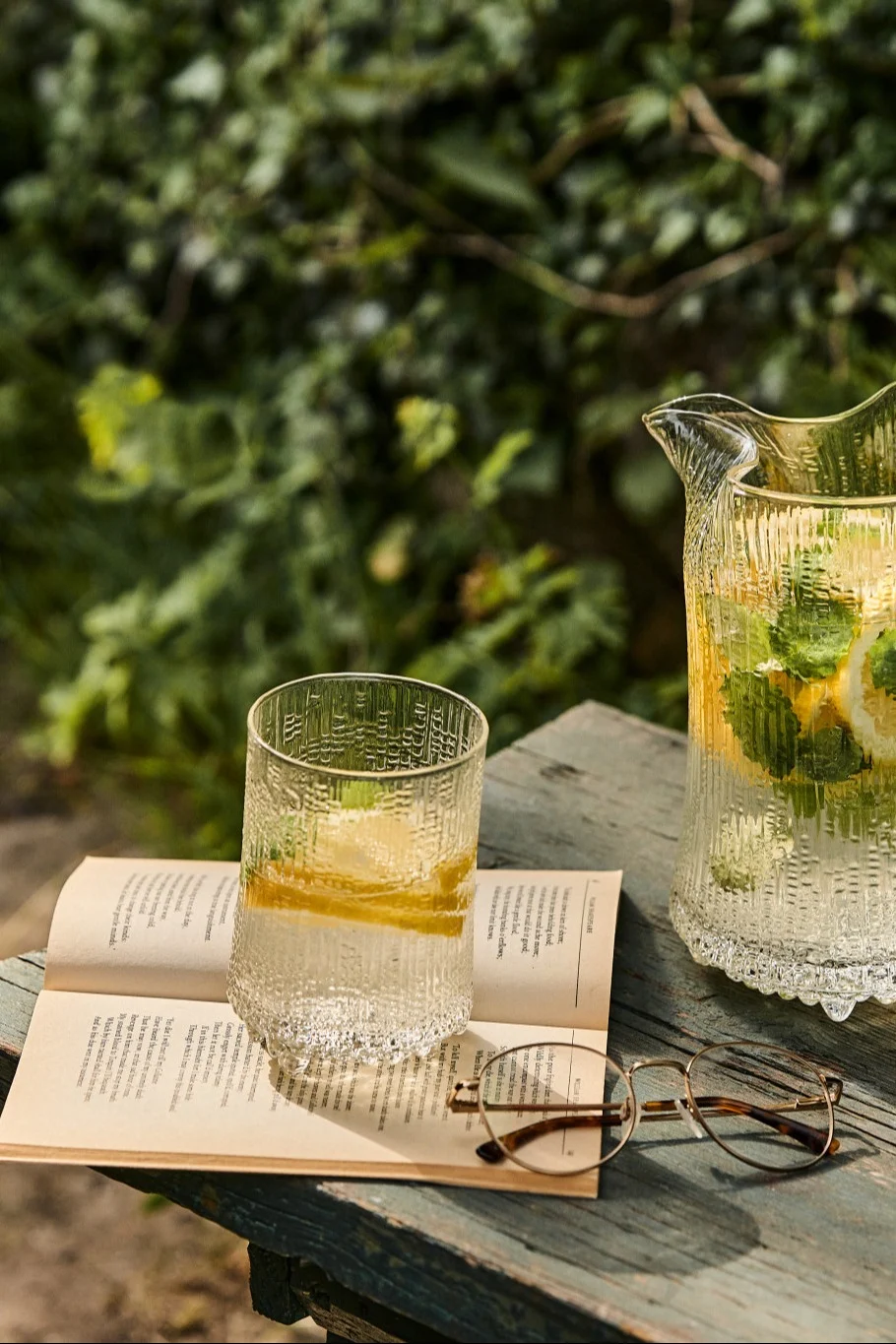 Summer Breeze er en mocktail med sitron og mynte, servert i hagen i et Ultima Thule highball-glass fra Iittala.