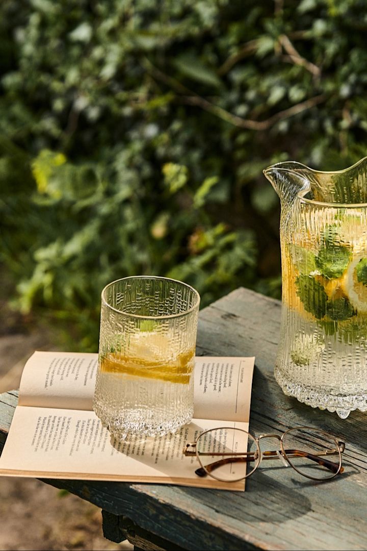 Summer Breeze er en mocktail med sitron og mynte, servert i hagen i et Ultima Thule highball-glass fra Iittala.