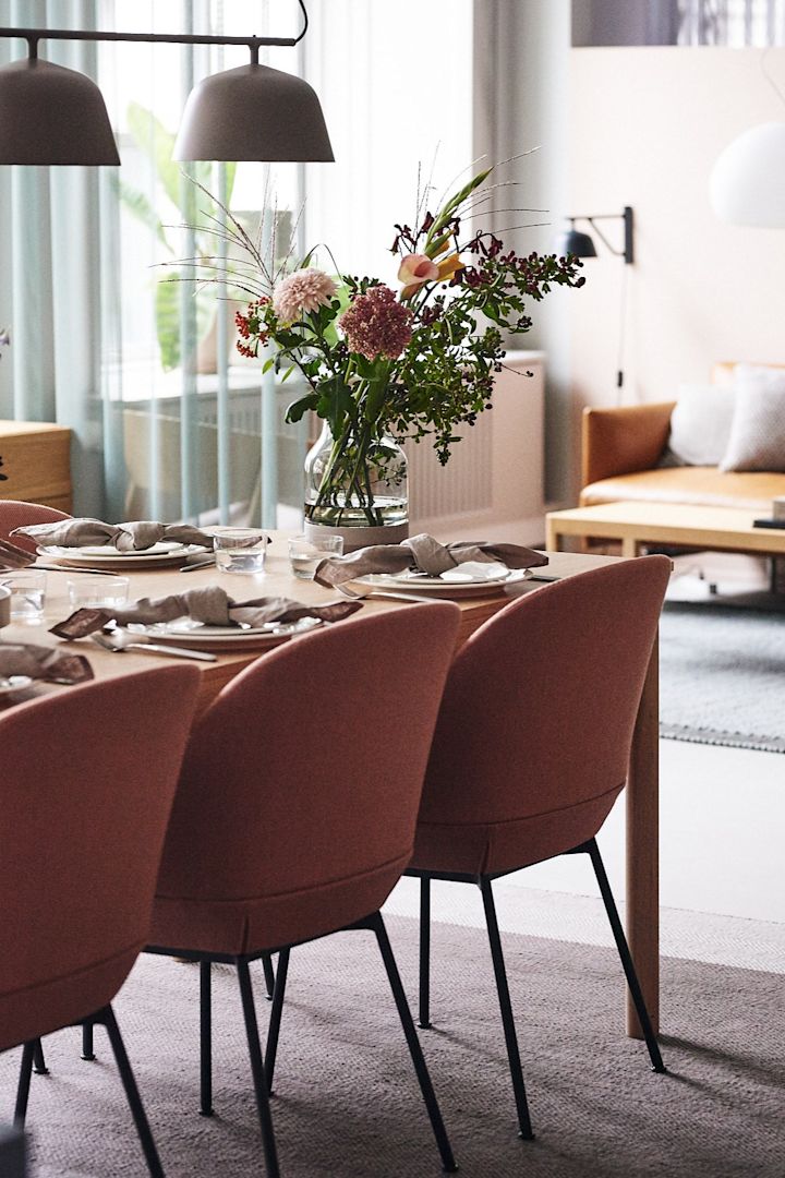 Varjo ullteppe i fargen Taupe fra Muuto gir spiseplassen din en hjemmekoselig følelse.