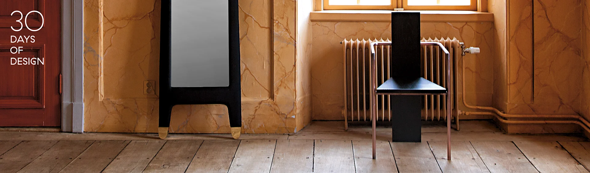 Moderne svart stol med kobberben, høyt mørkt speil med gullføtter, i et rom med teksturerte vegger. Tekst: 30 DAYS OF DESIGN.