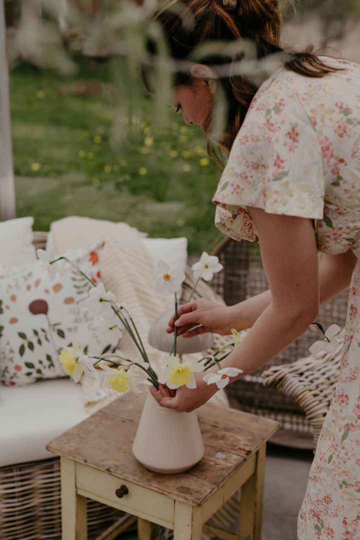 Å sette fine blomsteroppsatser i Lines vase fra NJRD er perfekt til å dekorere drivhus med. Foto: Johanna Berglund, @snickargladjen