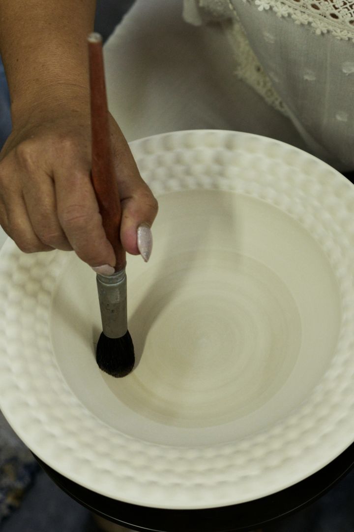  Mateus keramikk males for hånd, som er steg 6 i produksjonsprosessen.