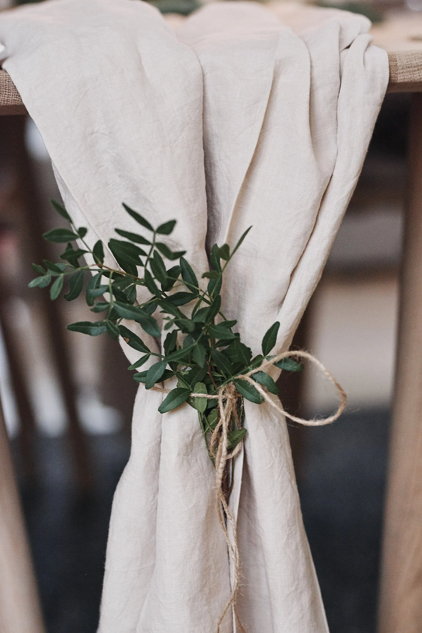Julekuler i glass fra Iittala som henger i en gren, er en god idé til bordpynt til årets julebord.