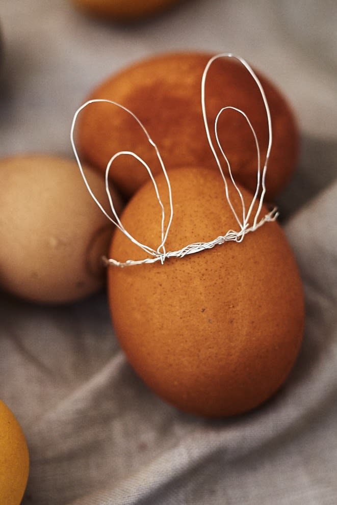Et enkelt påskeverksted-prosjekt du kan lage selv, er disse kaninørene i kobbertråd – perfekt for å dekorere egg til påskebordet!
