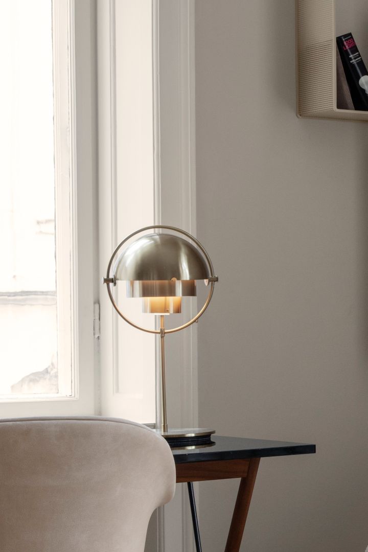 Her ser du en klassisk skandinavisk designlampe, Multi Lite bordlampen fra GUBI i messing.