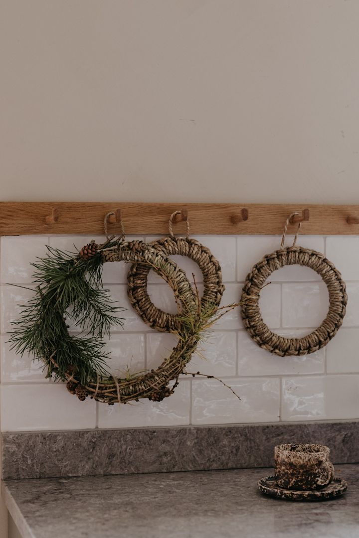 Lag en julekrans av Ernsts gryteunderlag, helt perfekt for juleverkstedet for voksne og barn. Foto: Johanna Berglund @snickargladjen