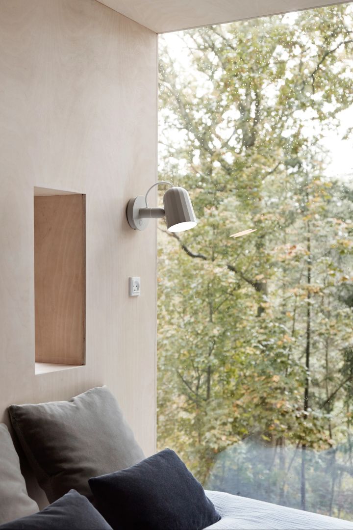 Velg riktig soveromslampe for et trivelig soverom, som vegglampen Noc fra Hay, her i beige i et moderne soverom.