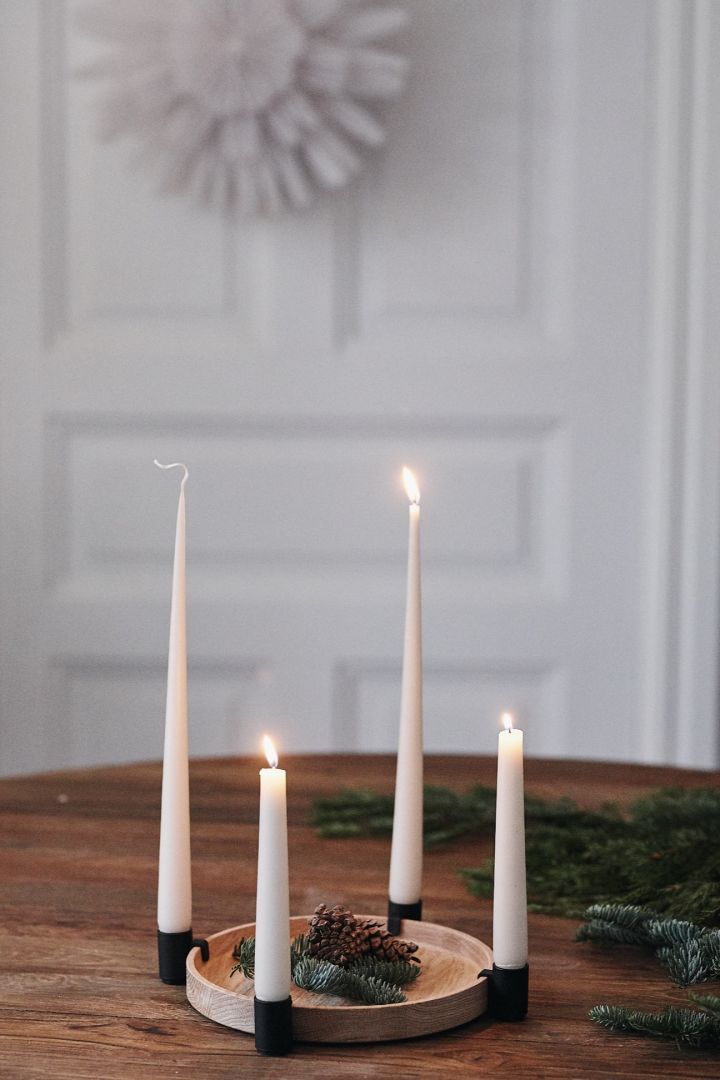 En adventslysestake i tre og sort fra Applicata, perfekt moderne og minimalistiske julepynt.