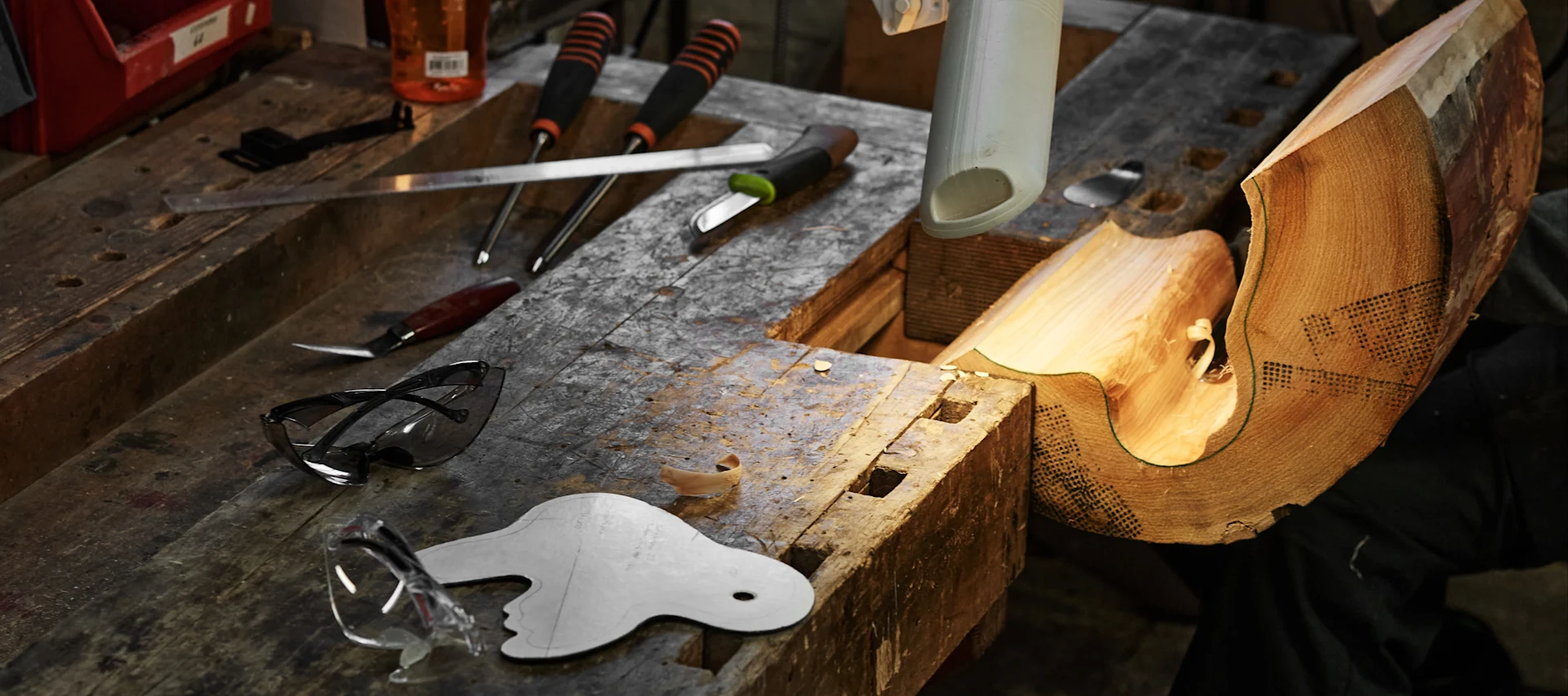 Iittala glassverk – en treform for Alvar Aalto-vasen formes for hånd.