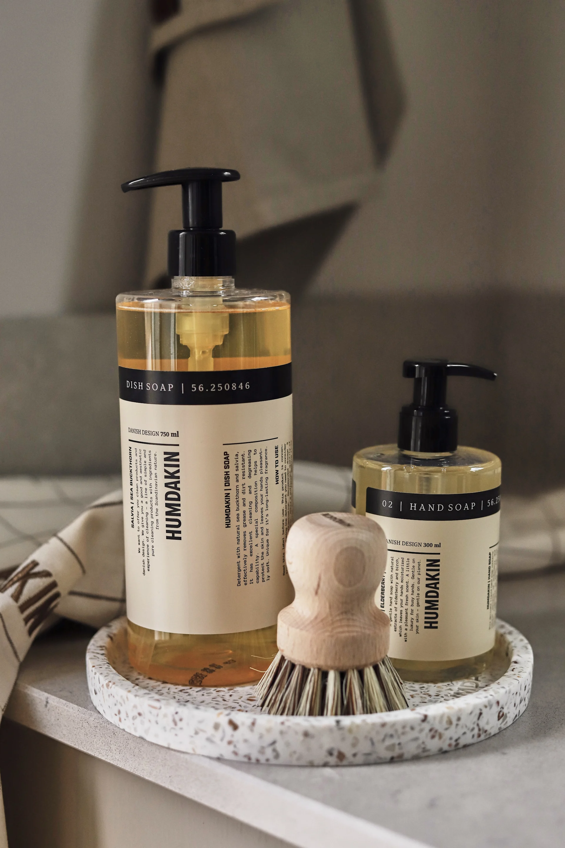 Bestikkguide - vedlikeholdsråd for rengjøring av bestikk. Oppvaskmiddel fra Humdakin på et rundt brett.