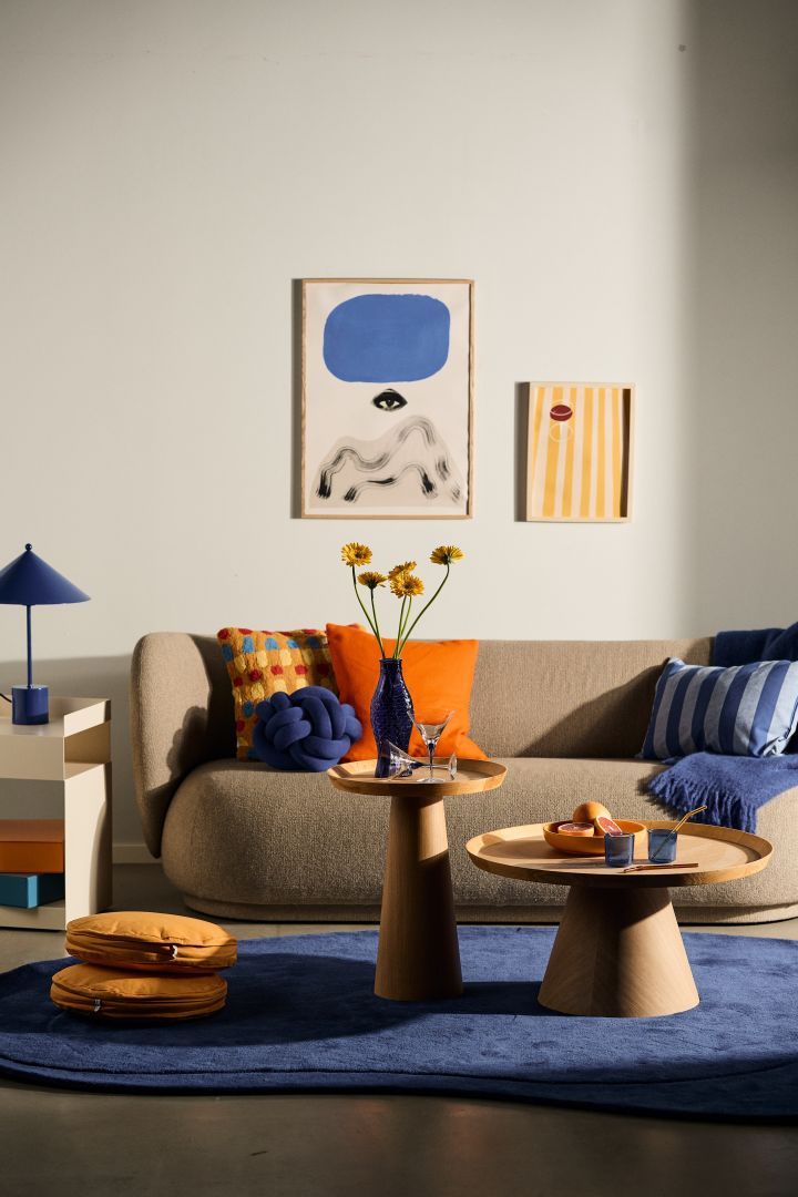 Innred etter interiørtrender 2024 og bruk mye farger og mønster, miks & match. Her en stue med blått. oransje og gul dekor.