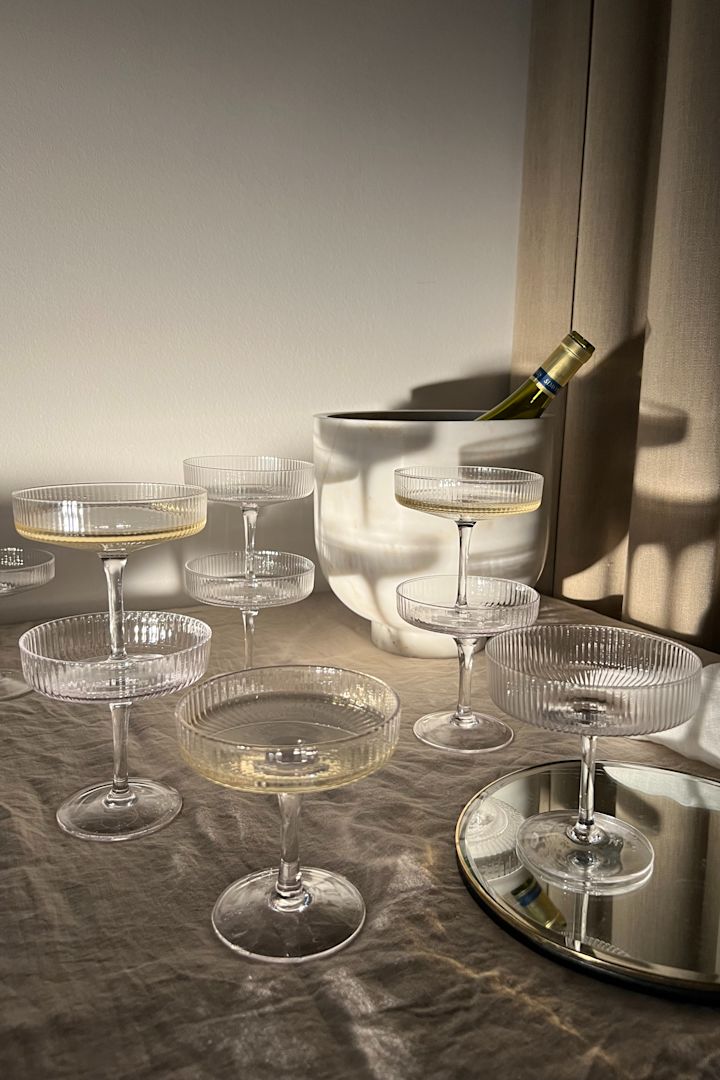 Ripple champagneglass 2-pakning fra Ferm Living er den perfekte bryllupsgaven til brudeparet som liker sprudlevann!