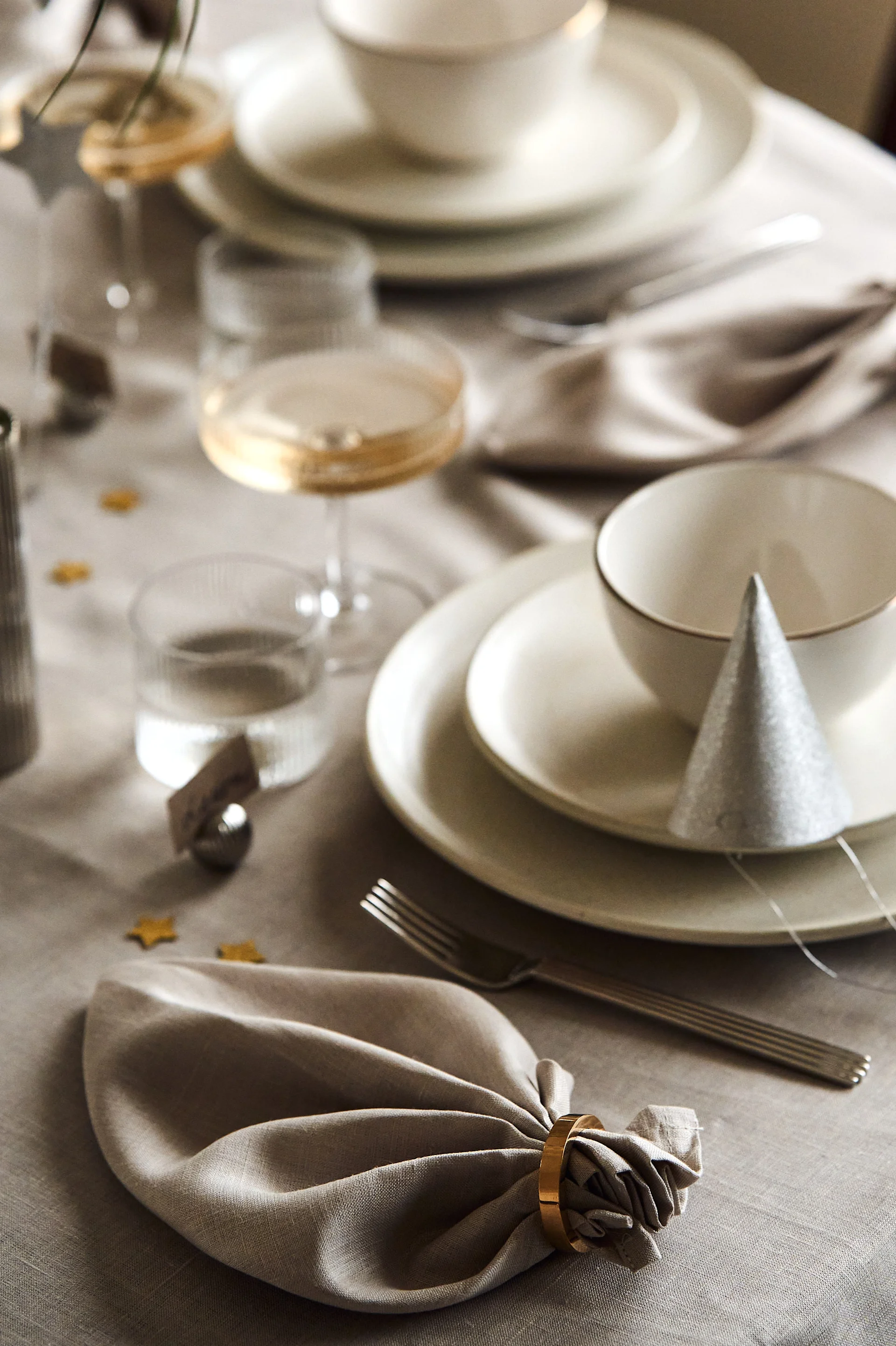 Brett feststemte servietter til årets nyttårsbord 2023 med Clean linservietter fra Scandi Living i fargen greige.