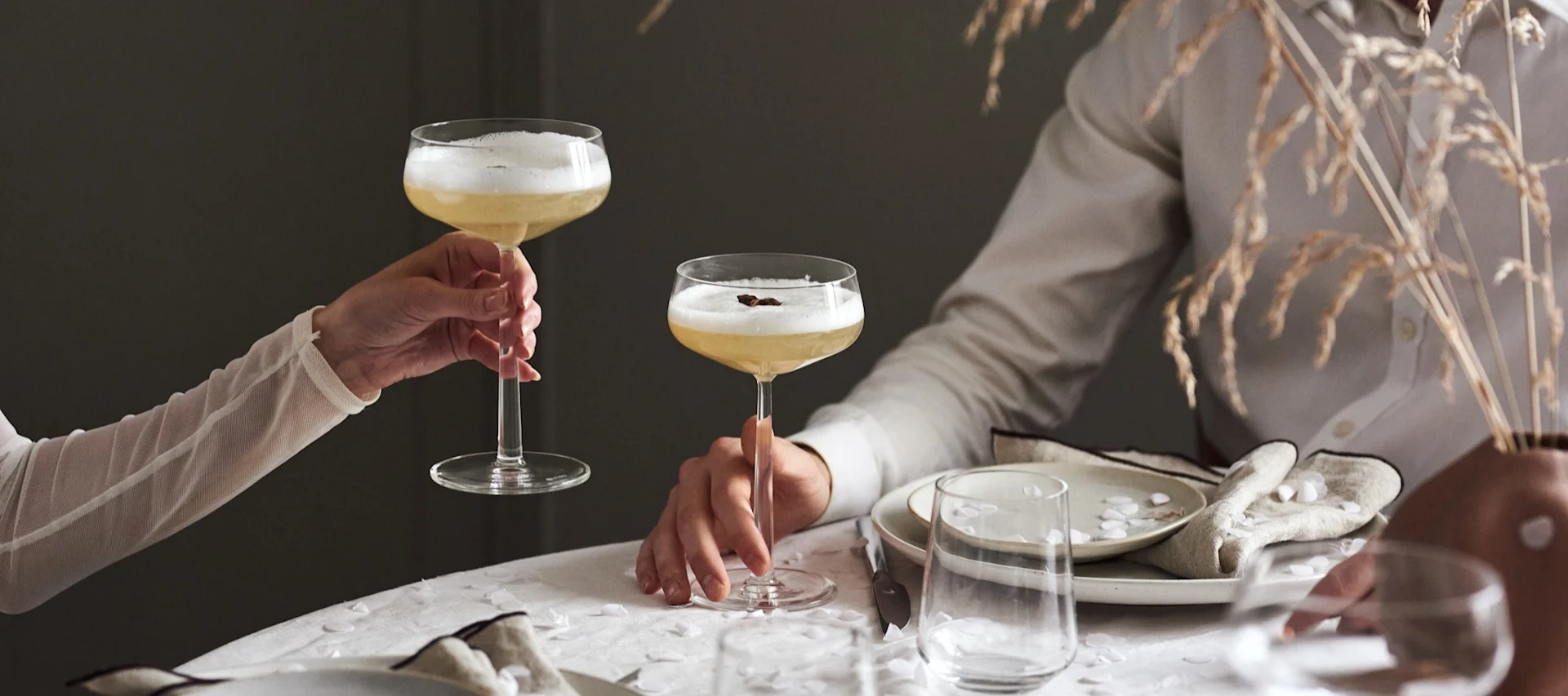 7 festlige nyttårsdrinker til nyttårsaften – hylleblomstdrinker i Iittala Essence cocktailglass.