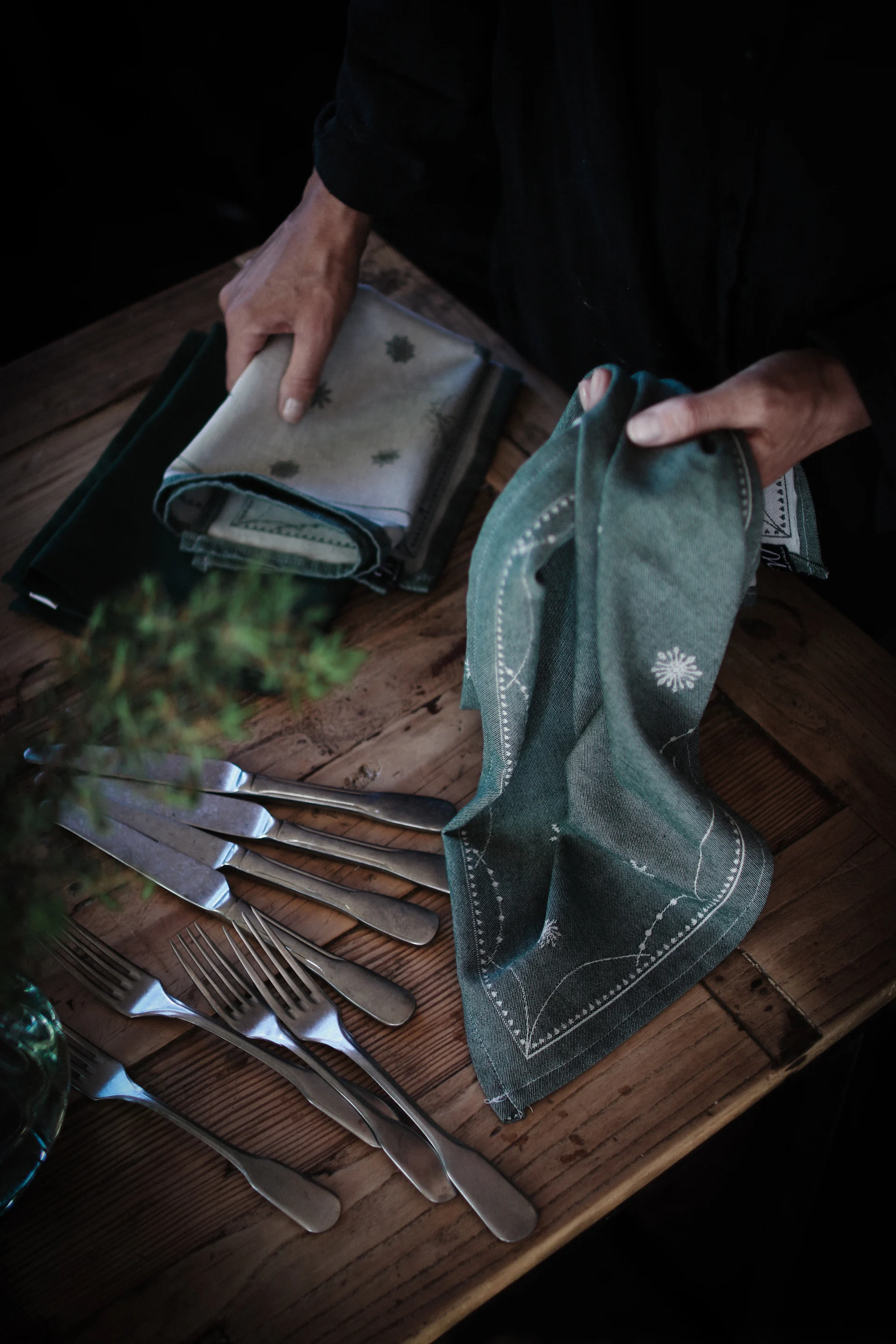 Et bord med bestikk og Julemorgen-serviettene fra Wik & Walsøe.
