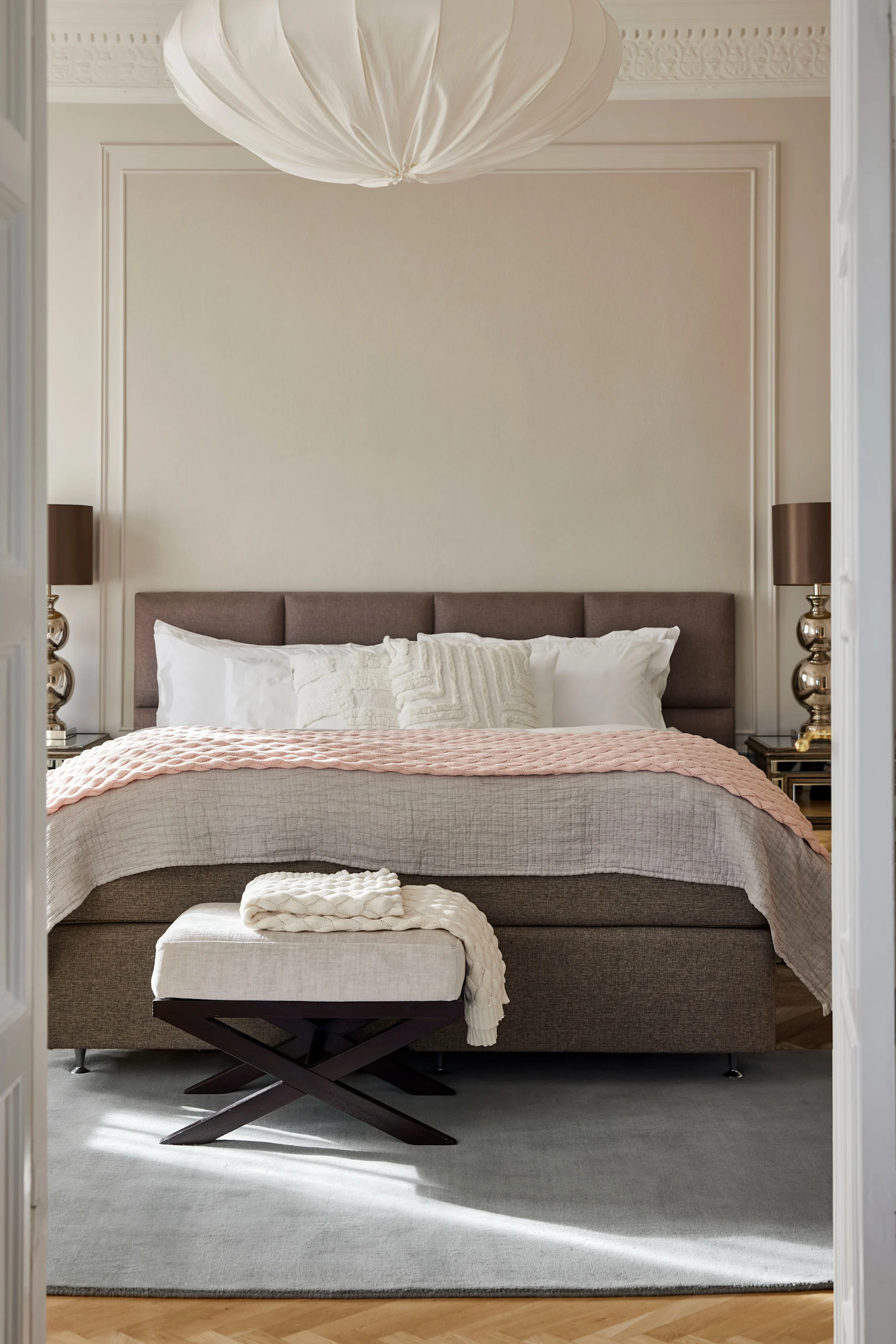 Gulvtepper til soverommet: Det blå Solid-gulvteppet fra Classic Collection ligger foran sengen i soverommet.