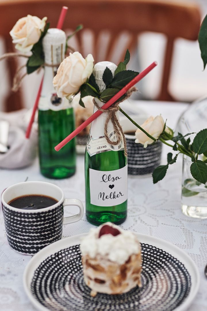 Räsymatto kaffekopp og tallerken fra Marimekko med grafisk mønster brukes for å skape en romantisk stemning og sprudlevann serveres fra flaske. 