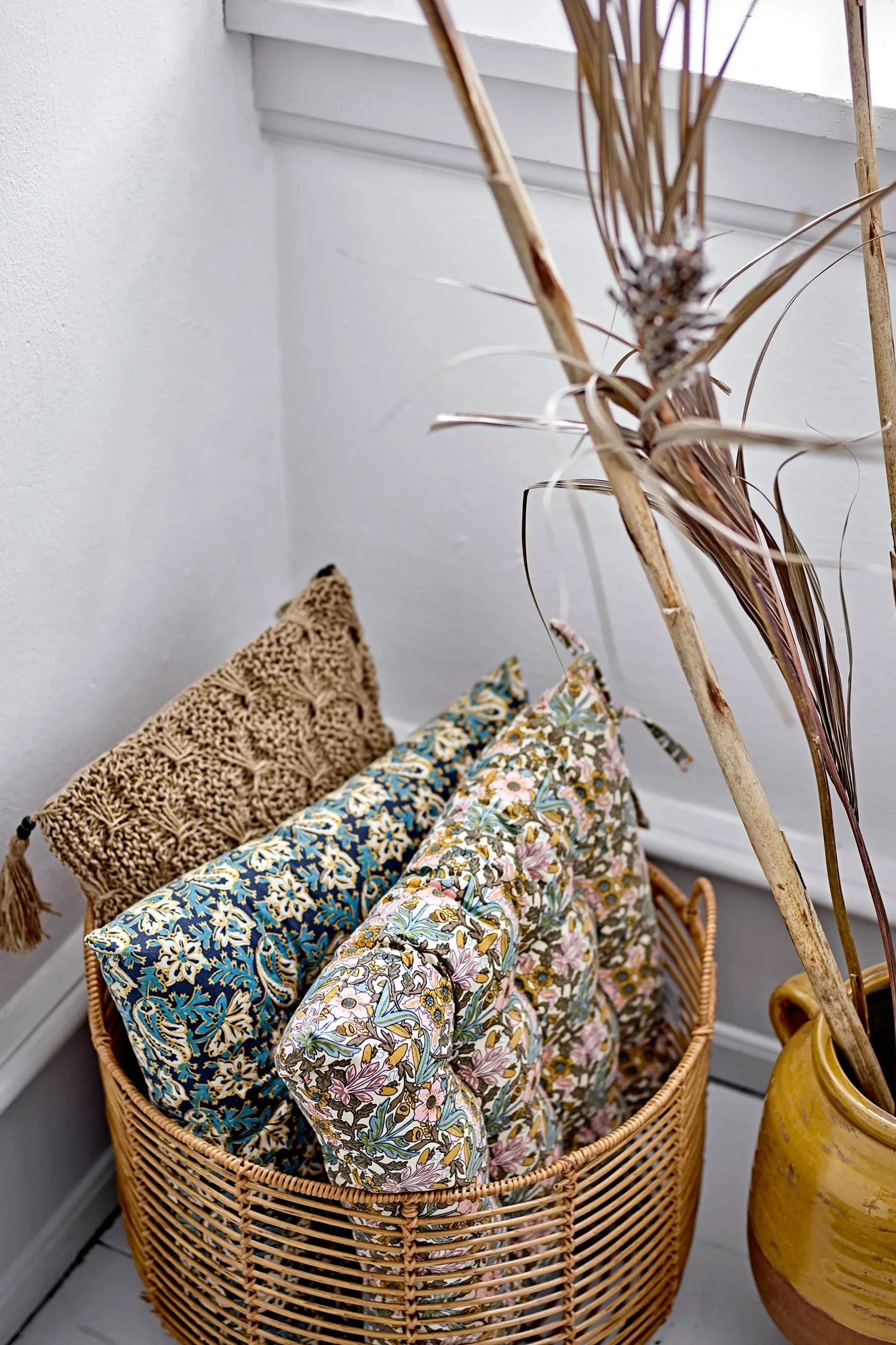 Oppbevaring er viktig på balkongen, en hylle har plass til potter og planter mens kurver har plass til puter og plagg. Har du en større balkong kan en puteboks være praktisk til større uteputer. Dette er Mekkel oppbevaringskurven i rotting, perfekt for mindre stolputer.