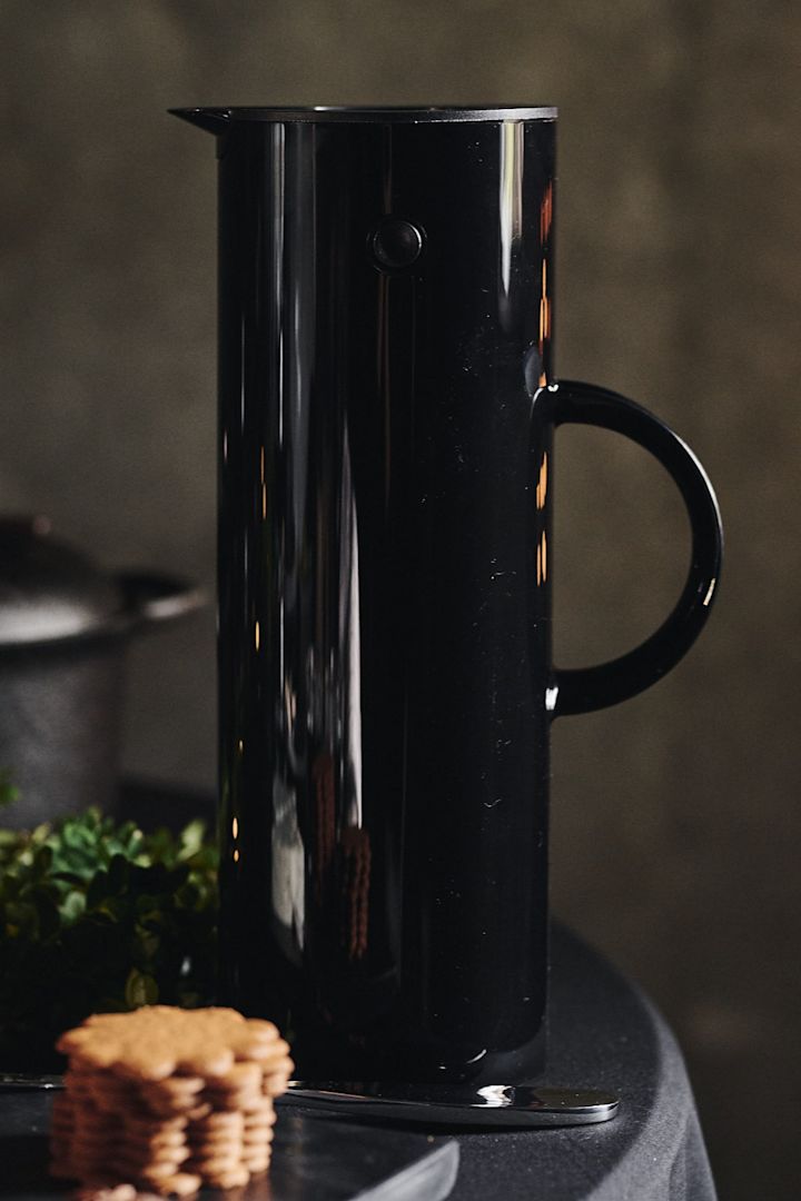 Her ser du EM77 termosen fra Stelton i intens svart, perfekt for en svart borddekking til Halloween.