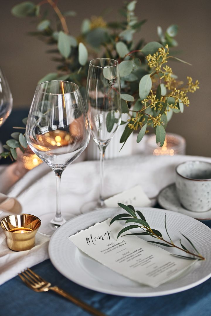 Gi bort tidløse designgaver til nære og kjære som Holmegaards vinglass Cabernet eller Swedish Grace-tallerkener. 