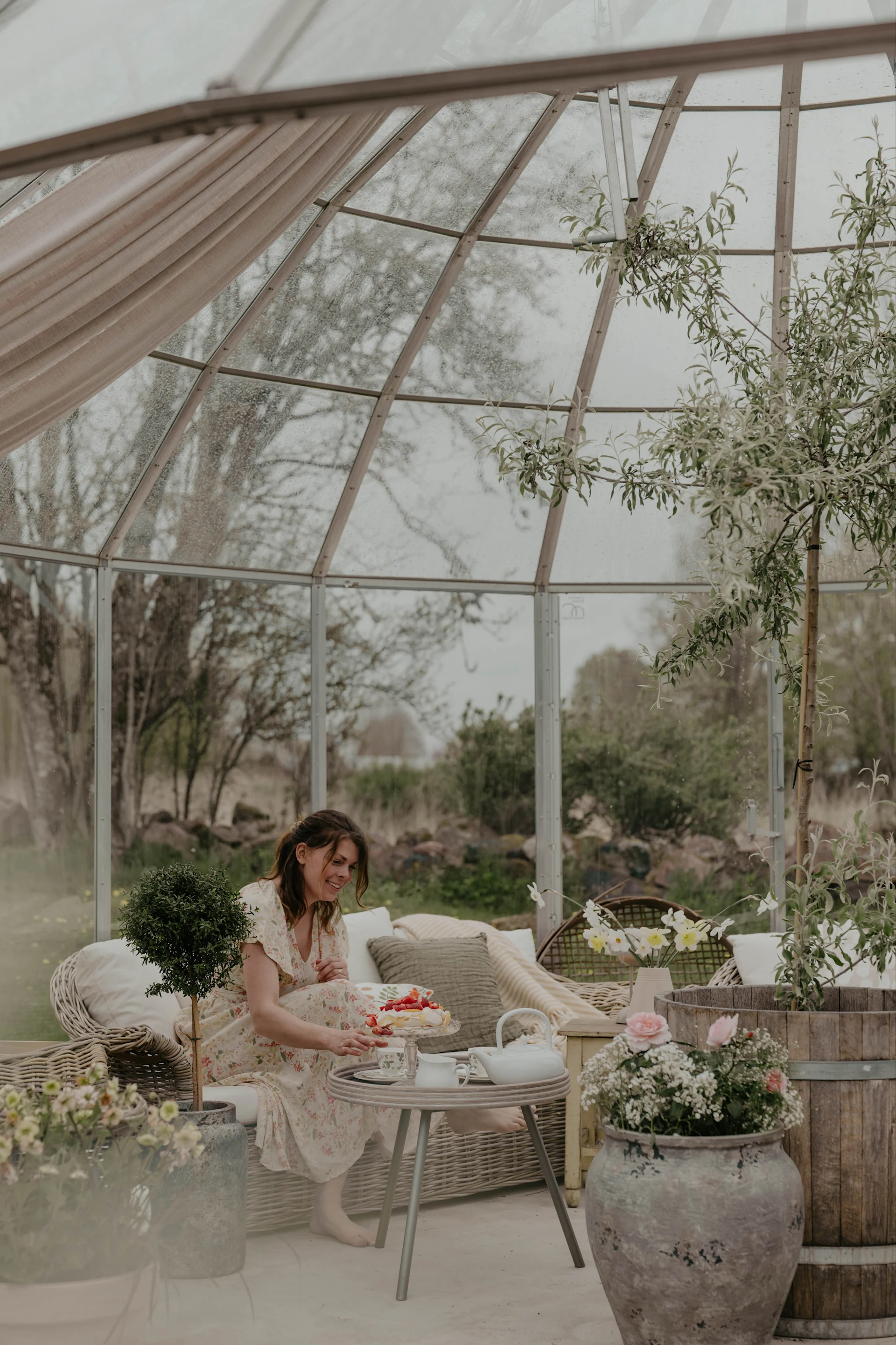La deg inspirere av Johanna Berglunds beste tips når du vil innrede et drivhus som stue gjennom krukker, koselige tekstiler og bærbar belysning. @snickargladjen