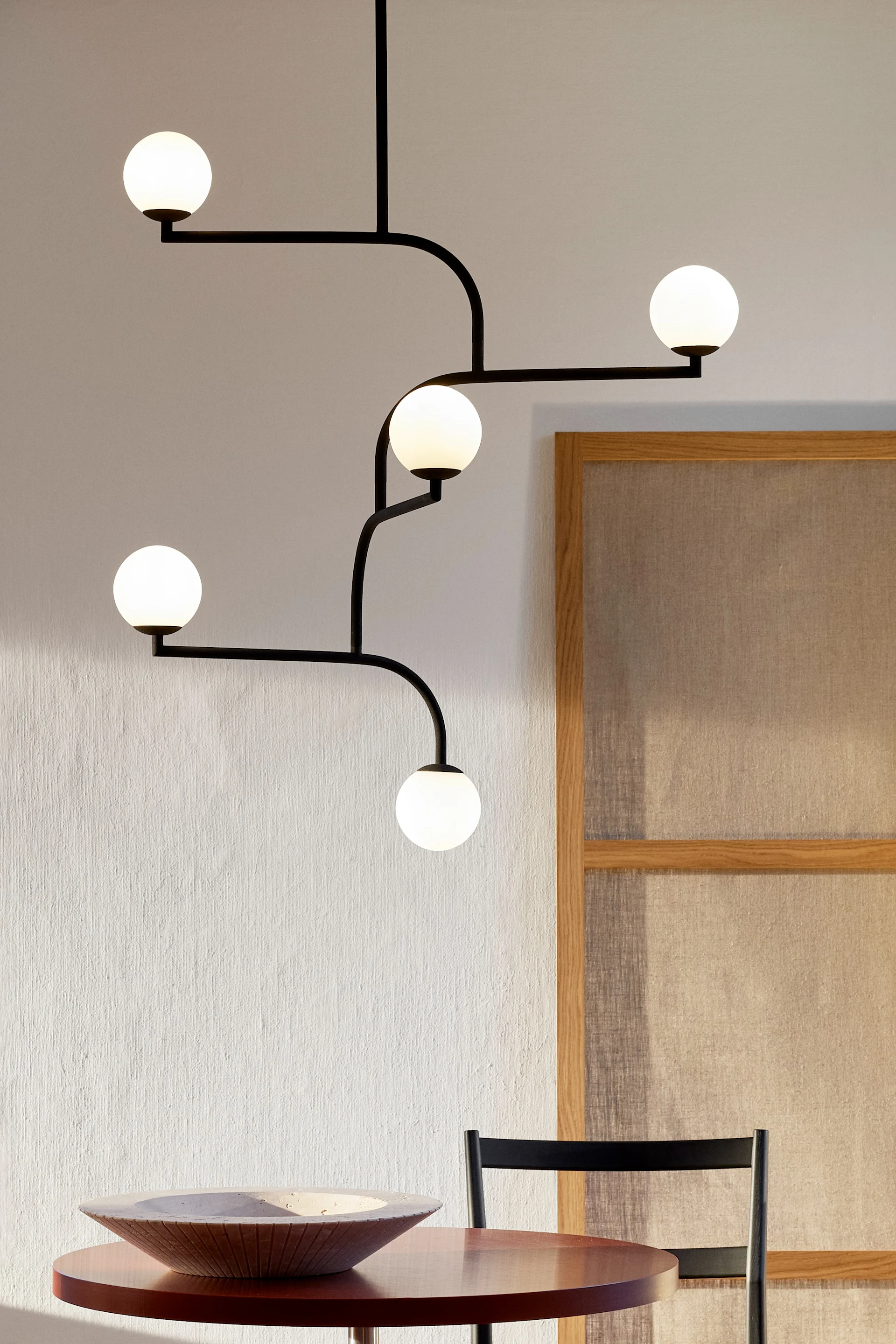 11 moderne taklamper å innrede hjemmet med - her ser du Mobil 100 taklampe fra Pholc.