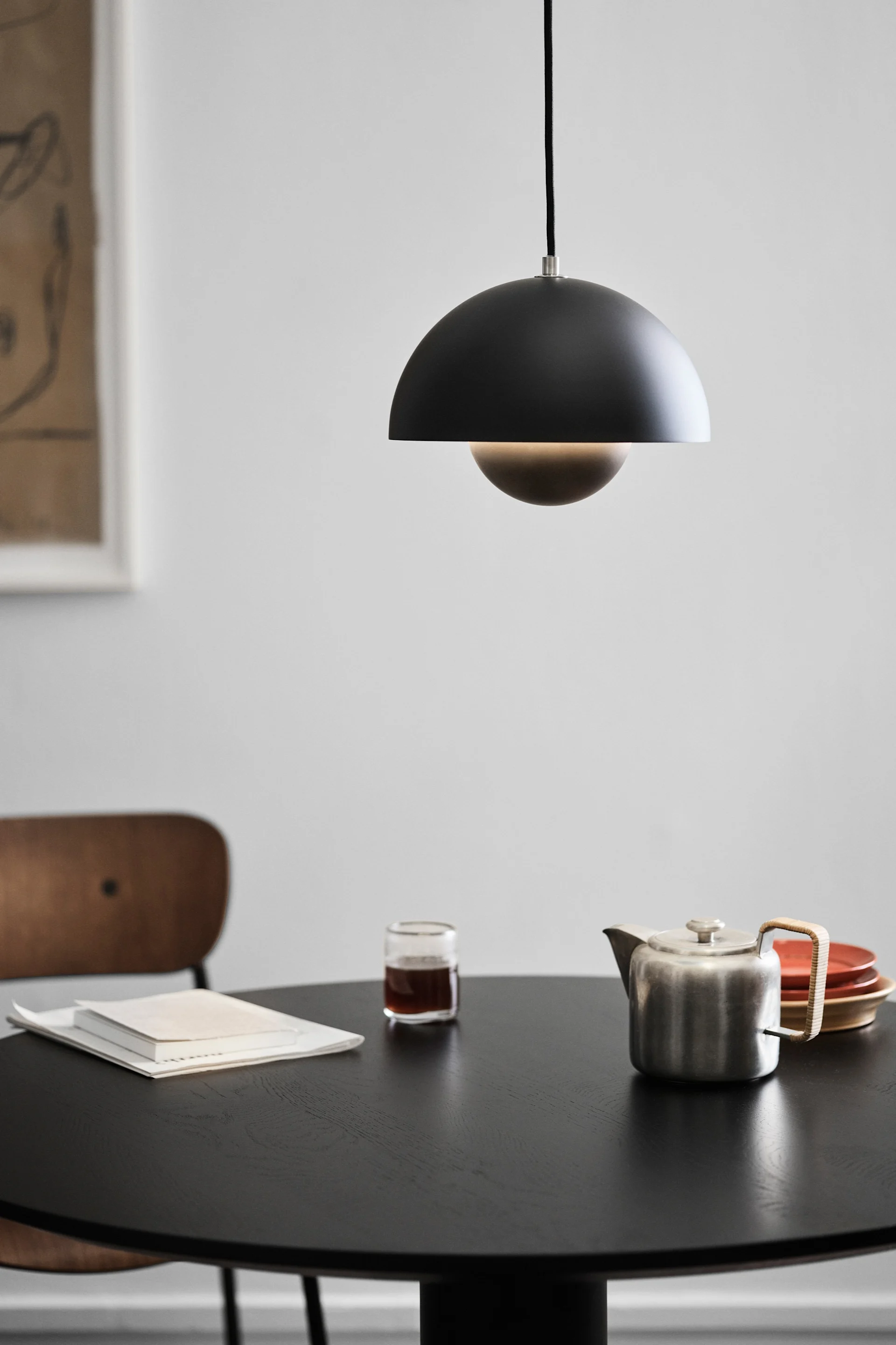 Her ser du designlampen Flowerpot VP1 fra &Tradition hengende over et spisebord.
