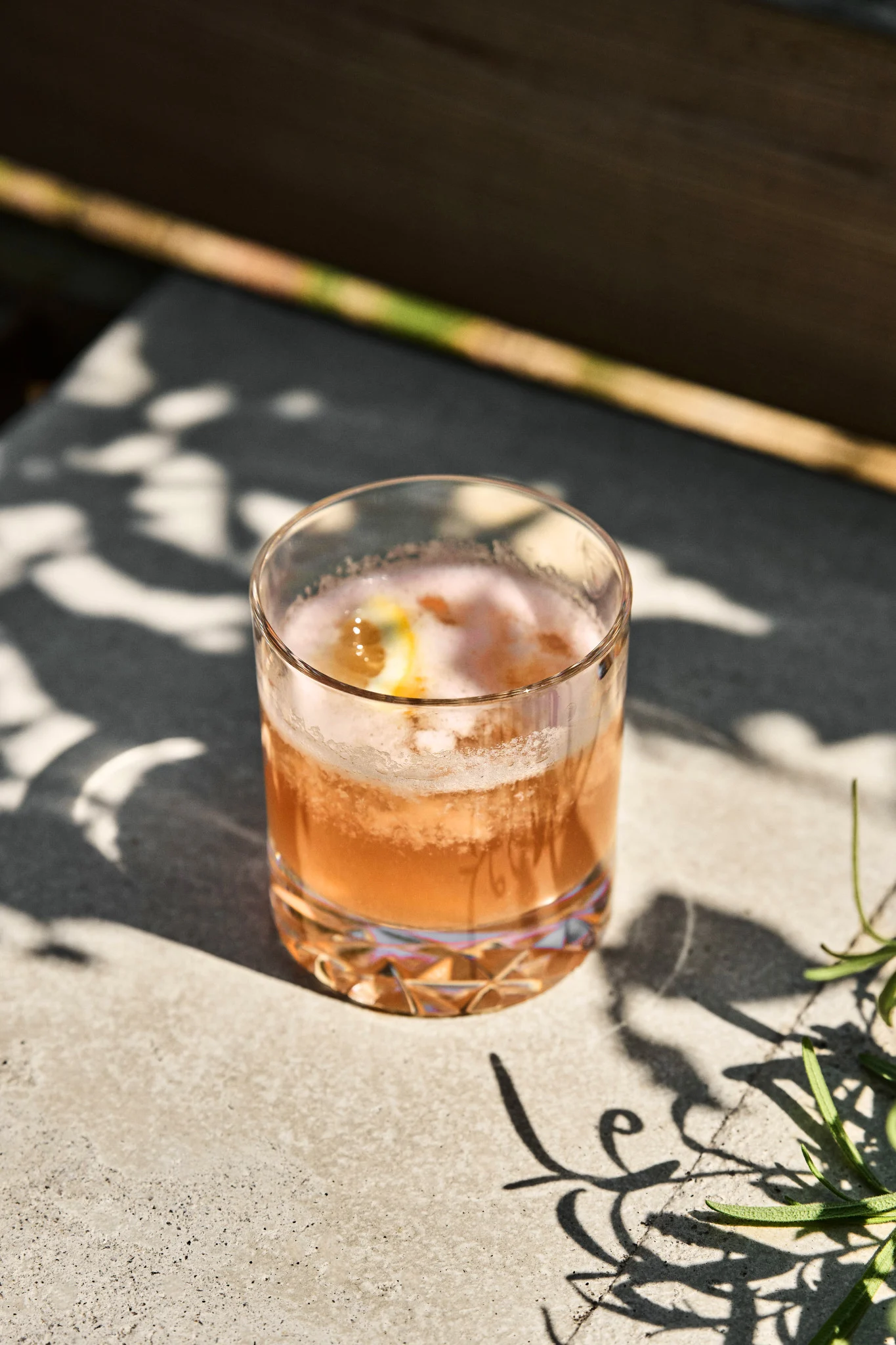 Prøv en unik mocktail – Peachy Herb Fizz, servert i et Carat Old Fashioned-glass fra Orrefors.