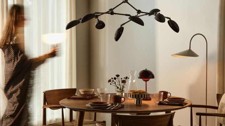 En stue med flere tente lamper i samme fargetemperatur viser hvordan du kan få en jevn følelse i rommet med én fargetemperatur på alle lampene.