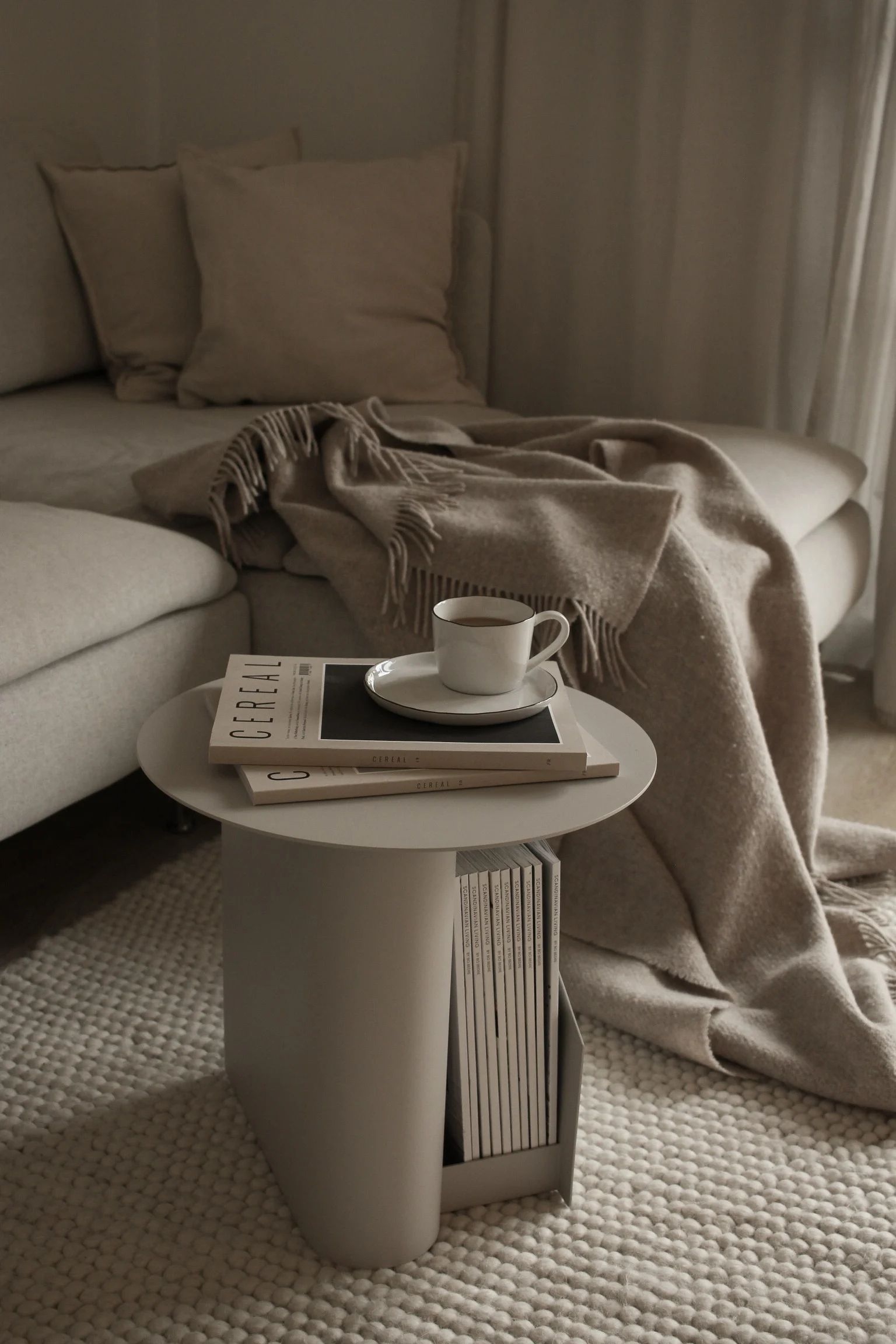 Praktisk og stilig Sentrum sidebord i grått fra Woud hjemme hos influenceren @tamaraxhome er tips på stilige sidebord å innrede hjemmet med.