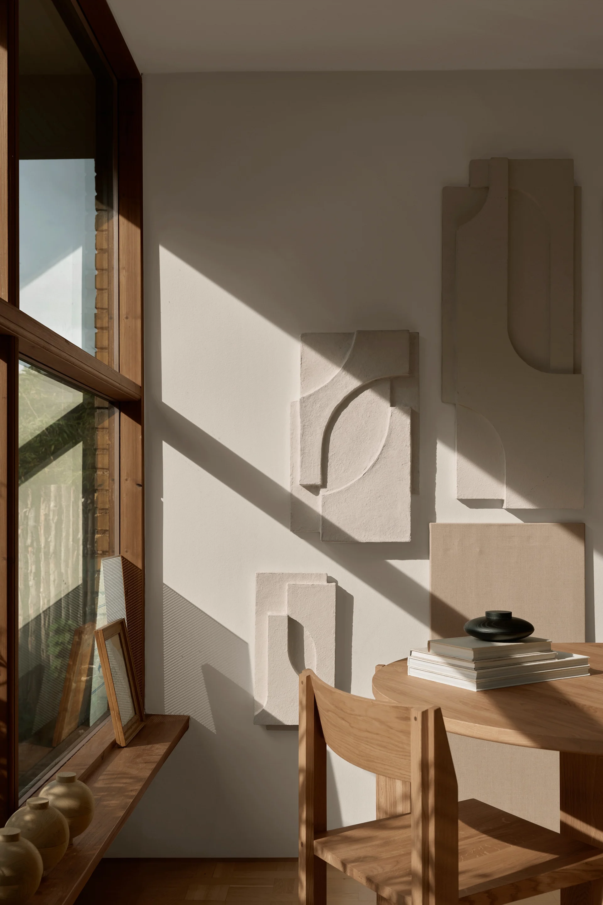 Dekorer veggen med Serif Relief, en skulpturell veggdekor fra Kristina Dam Studio.