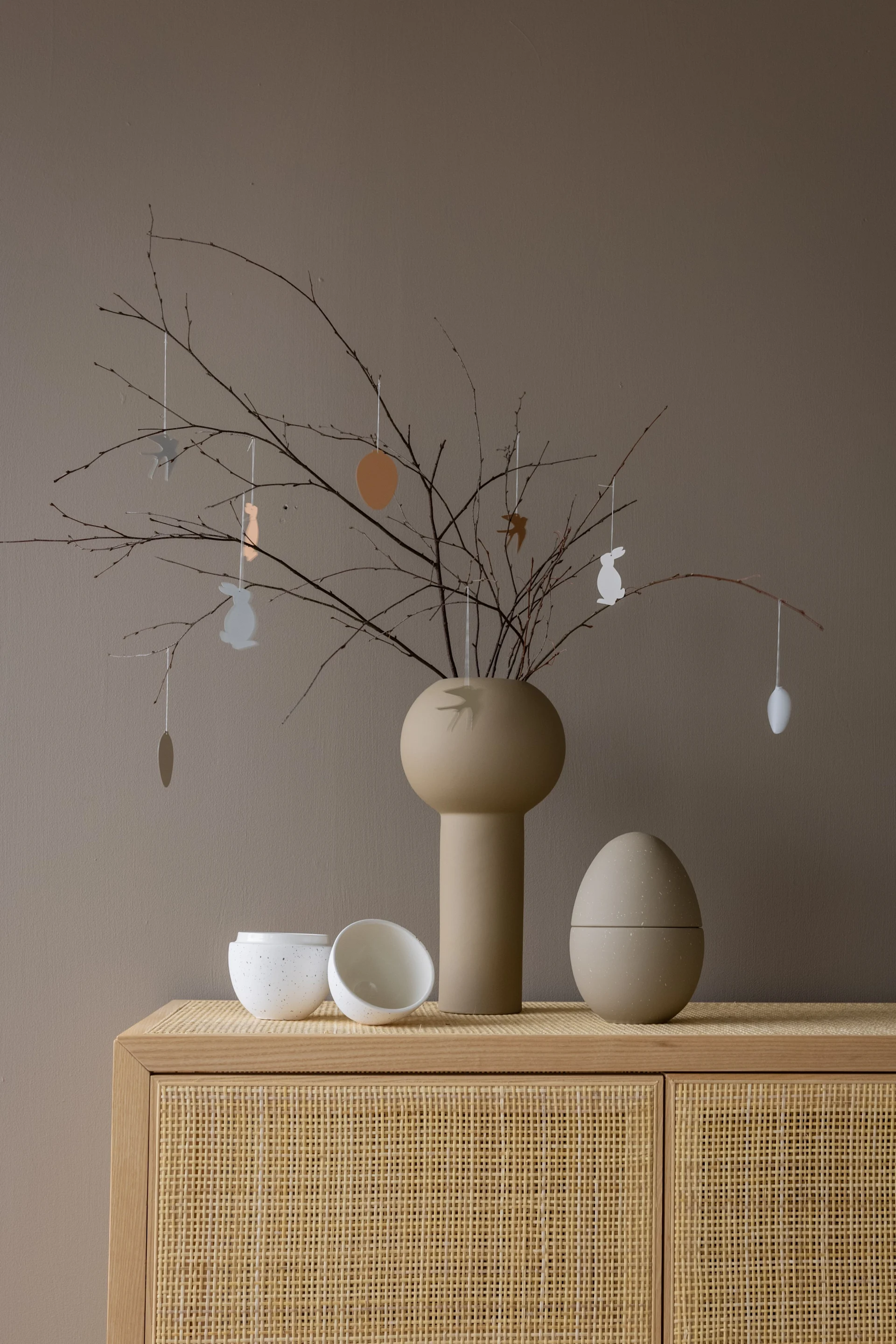 Påskeris: Her ser du ulike påskeanheng fra Easter Deco-kolleksjonen – dekorative harer og egg i forskjellige farger fra Cooee Design. Perfekt for å pynte til påske med stil!