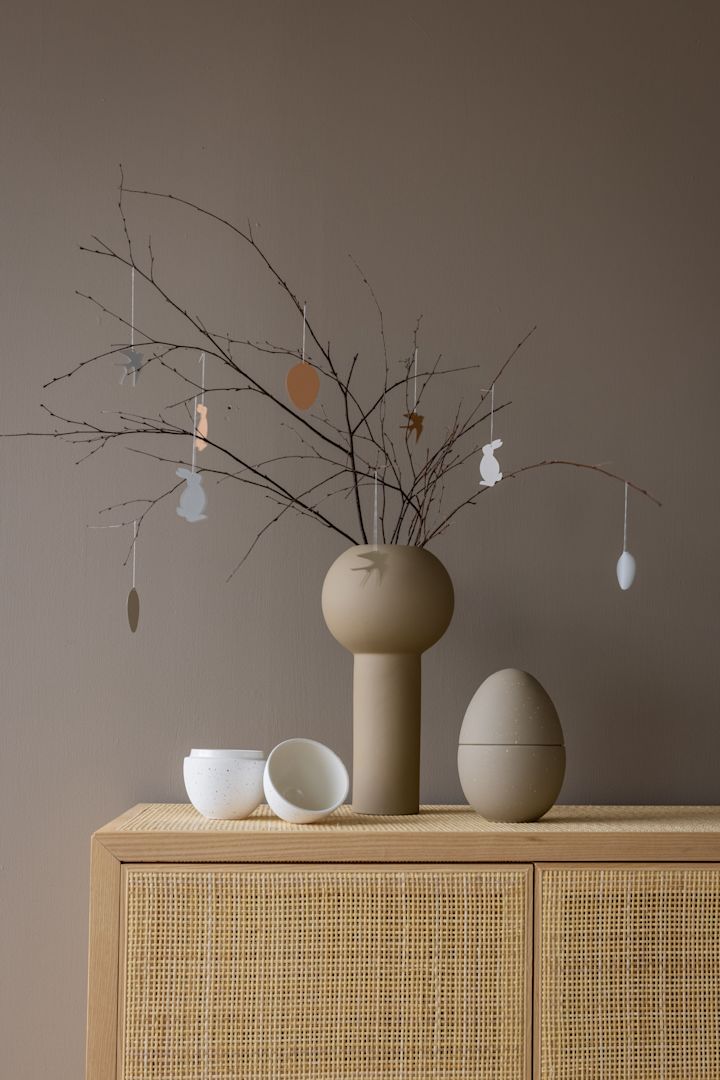 Påskeris: Her ser du ulike påskeanheng fra Easter Deco-kolleksjonen – dekorative harer og egg i forskjellige farger fra Cooee Design. Perfekt for å pynte til påske med stil!