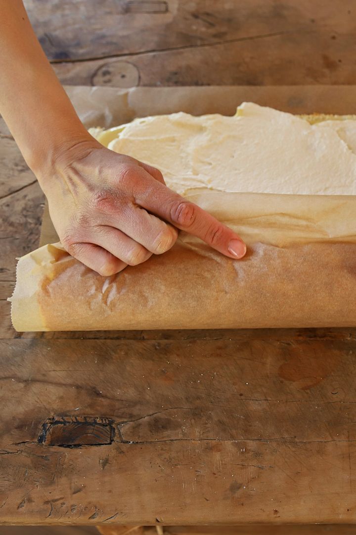 Frida Skattberg "Baka med Frida" baker enkle kaker til sankthans, som en enkel og smakfull rullekake med sitron og kremfløte.