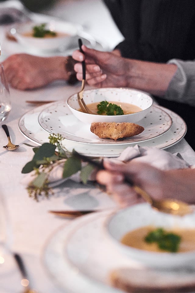 Borddekking til jul i hvitt med tallerkener og skål fra serien Julemorgen fra Wik & Walsøe.