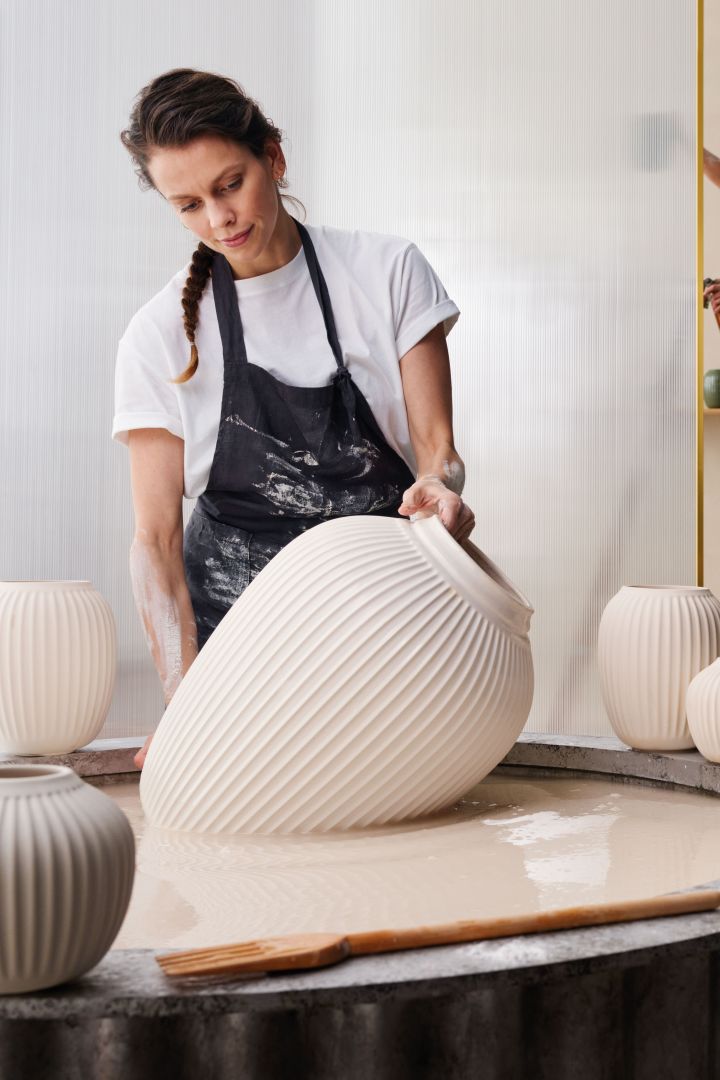  Hver Hammershøi-vase er håndlaget, her kan du se en keramiker skape en vase i Kähler’s fabrikk.