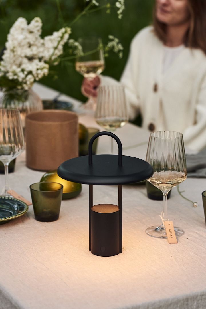 Pier LED bærbar og oppladbar lampe fra Stelton er perfekt å ha på bordet når mørket faller på.