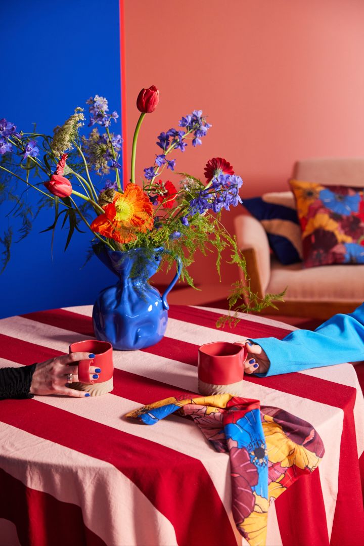 Interiørtrendene våren 2024 byr på farger, detaljer og et personlig hjem. Vi innreder gjerne med den blå Crumple-vasen fra ByOn.
