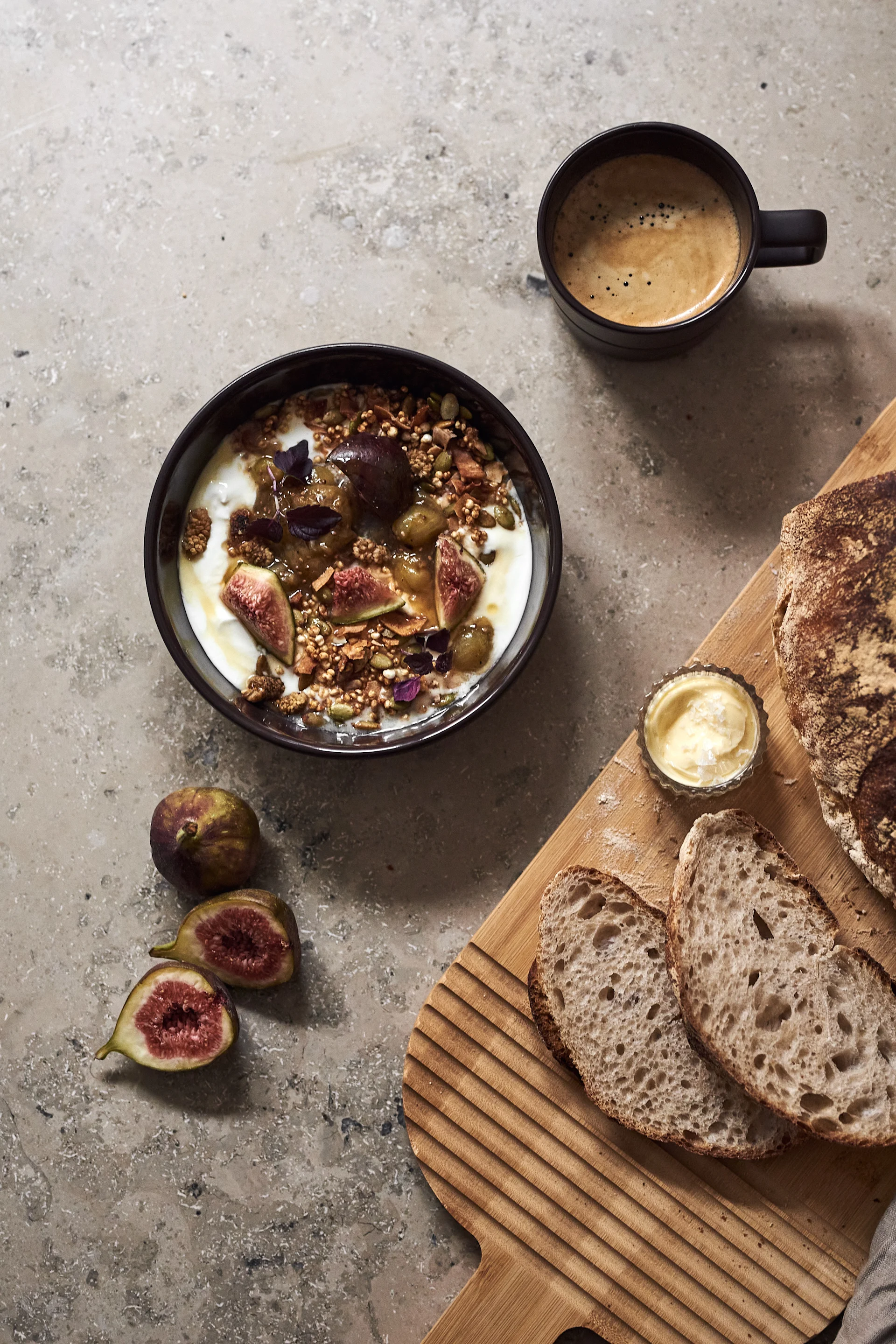NJRD Lines skål i brunt med müsli, brødskive og en kopp kaffe. 