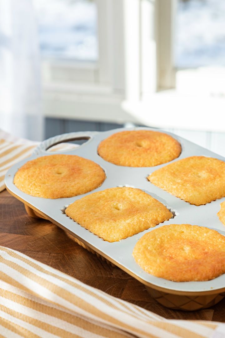 Bak søte mini- sukkerbrød i en Geo bundtlette bakeform fra Nordic Ware ved å bruke Baka med Fridas enkle påskeoppskrift. Her er de helt ferdige fra ovnen.