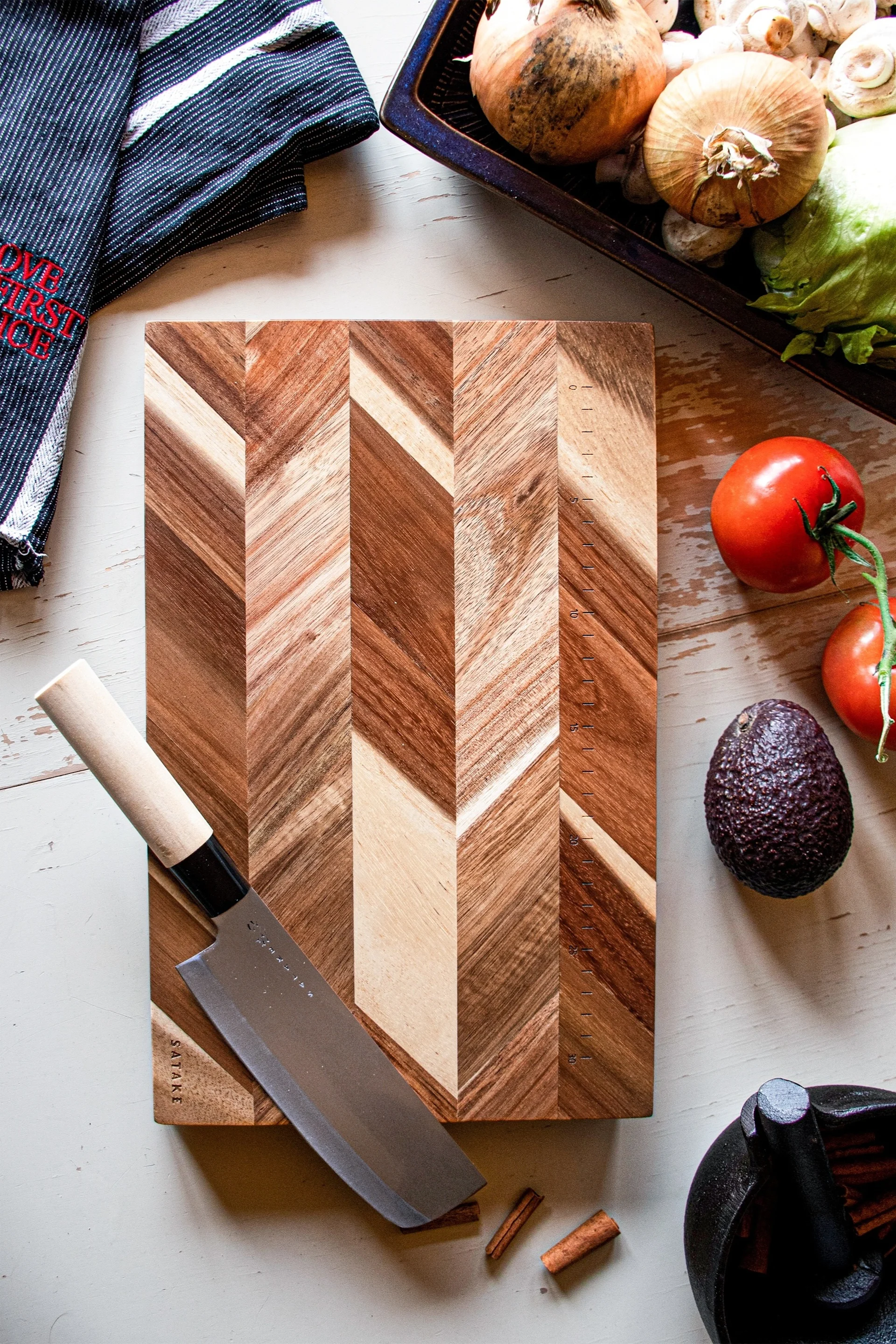 Farsdagsgave tips - Skjærebrettet Norden fra Fiskars gir nok plass til alle forberedelser på kjøkkenet, noe som gjør det til en utmerket farsdagsgave.